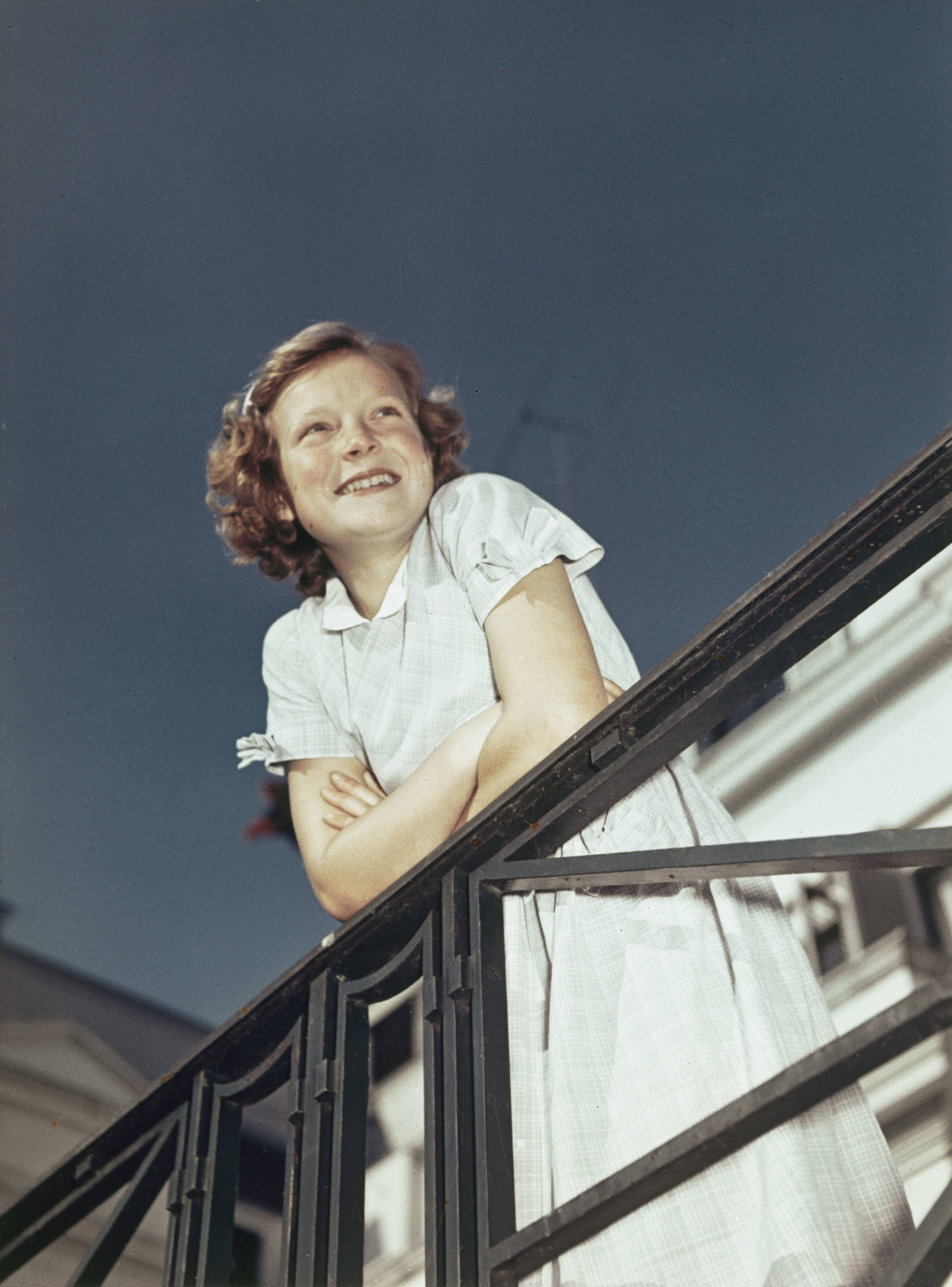Fotocollectie RVD / Koninklijk Huis — Prinses Irene bij Paleis Soestdijk — Foto: Woldringh, Meinard / RVD. Licentie: Set B: Rechtenvrij / Publiek Domein. Bron: Nationaal Archief. http://hdl.handle.net/10648/afacebb4-d0b4-102d-bcf8-003048976d84