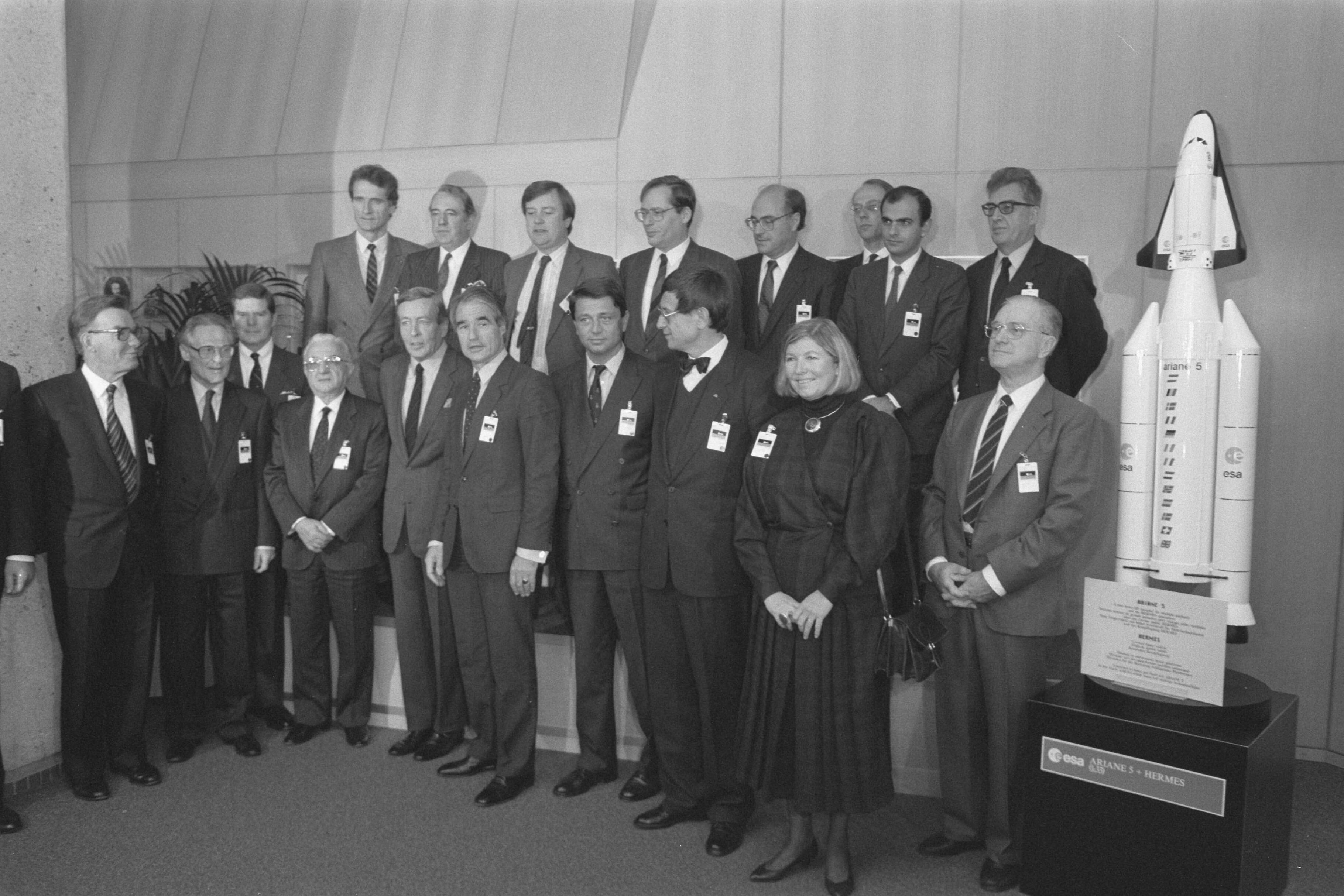 Fotocollectie Anefo — Prins Claus opent ESA-ministersconferentie in Den Haag groepsfoto — Foto: Croes, Rob C. / Anefo. Licentie: Set B: Rechtenvrij / Publiek Domein. Bron: Nationaal Archief. http://hdl.handle.net/10648/ad65f26a-d0b4-102d-bcf8-003048976d84