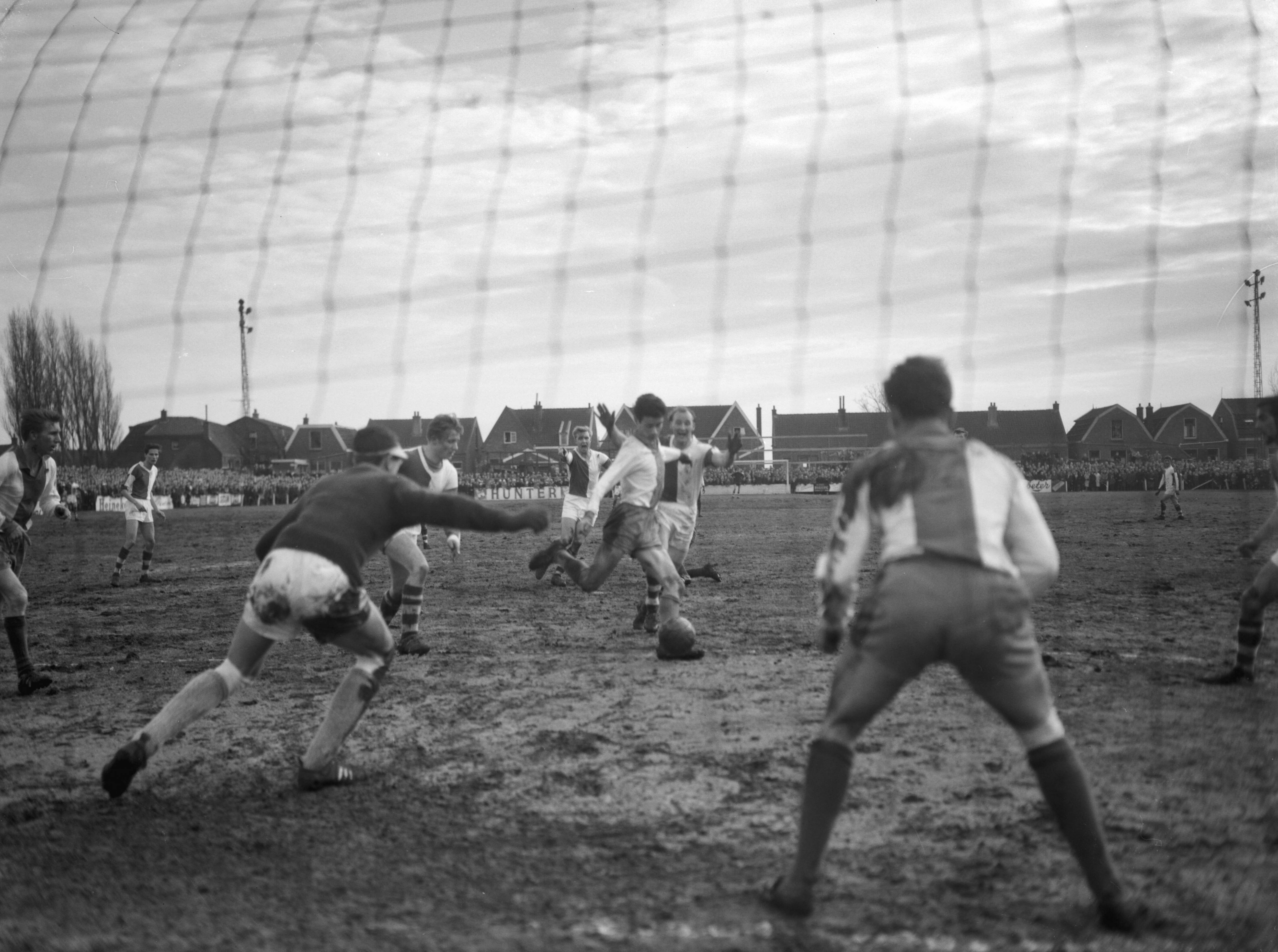 Fotocollectie Anefo — Voetbal. ZFC-Elinkwijk 1-2. Spelmoment voor Elinkwijk-doel — Foto: Koch, Eric / Anefo. Licentie: Set B: Rechtenvrij / Publiek Domein. Bron: Nationaal Archief. http://hdl.handle.net/10648/a9f79a8e-d0b4-102d-bcf8-003048976d84