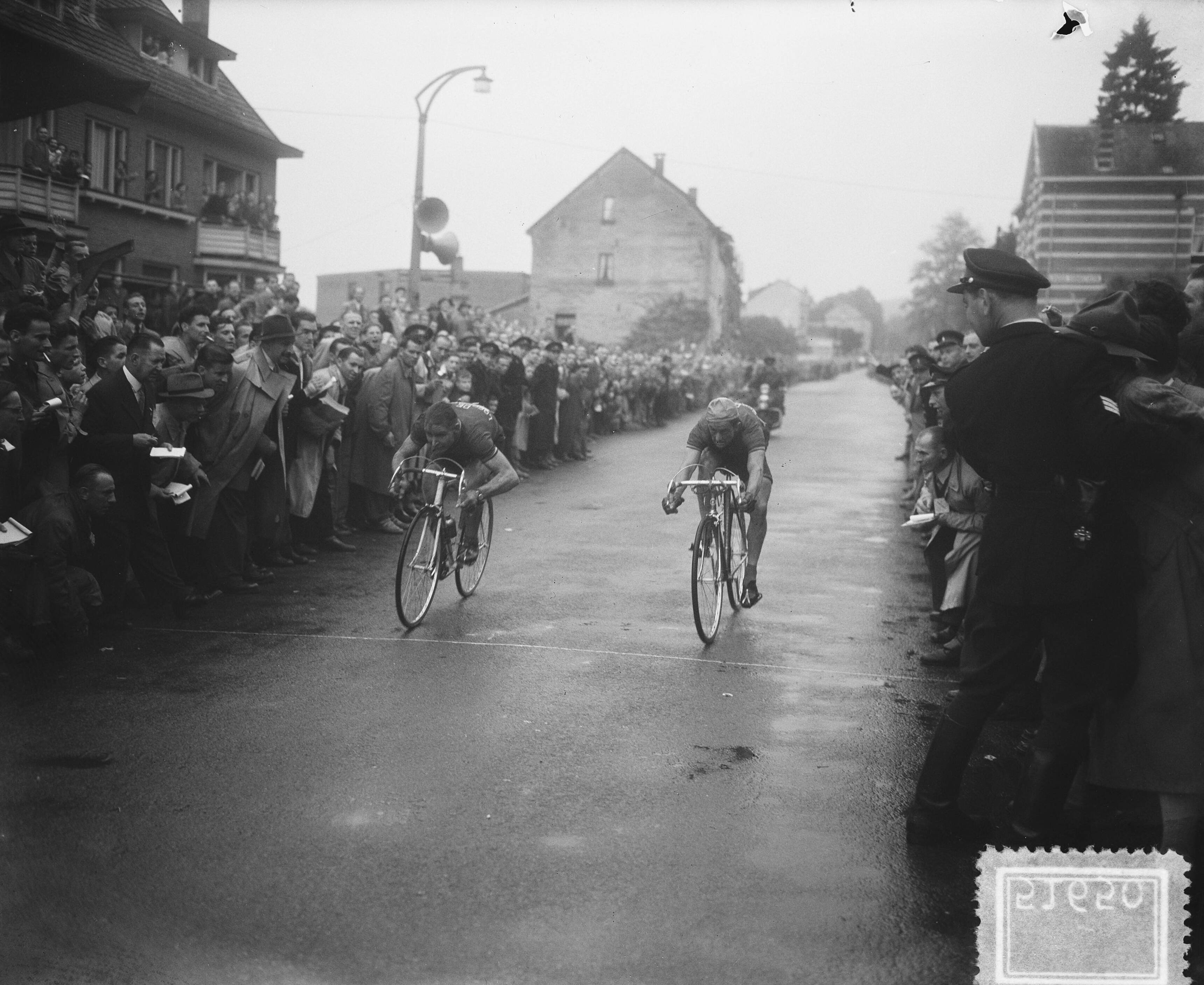 Wielerkampioenschappen op de weg voor prrofs 1952 — Nederlandse kampioenschappen Wielrennen op de Weg. Hans Dekkers verslaat in de eindprint Wim van Est — Foto: Pot, Harry / Anefo. Licentie: Set B: Rechtenvrij / Publiek Domein. Bron: Nationaal Archief. http://hdl.handle.net/10648/a8fb6f20-d0b4-102d-bcf8-003048976d84