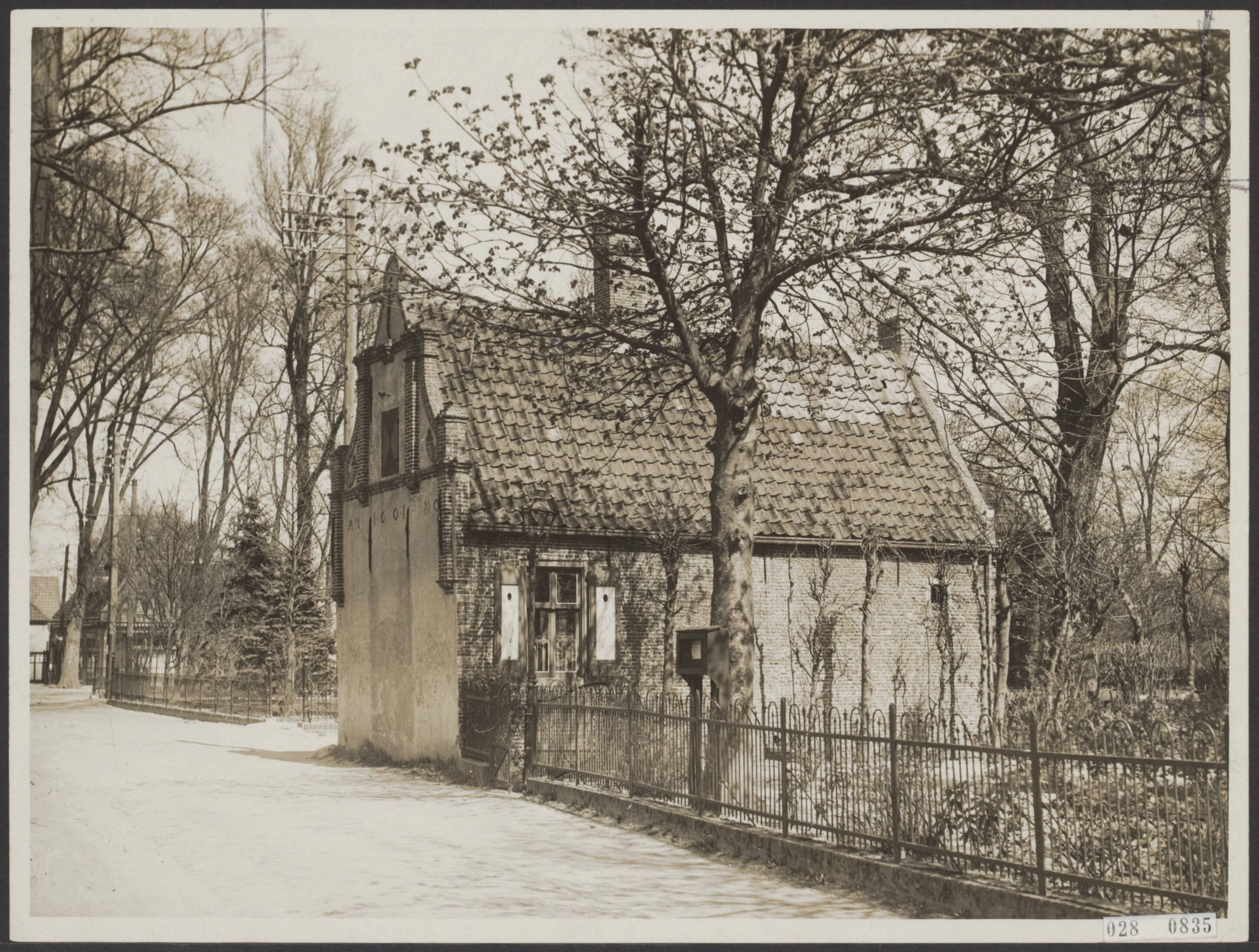 Fotocollectie Elsevier Binnenland — Bijschrift "Uit den weg voor 't moderne verkeer! Het vroegere raadhuis te Schoorl (anno 1601) staat het verkeer in de weg. Eerst bestond het plan het gebouw te slopen, doch thans heeft men beslotenen het in zijn geheel naar achteren te plaatsen" — Foto: N.V. Polygoon. Licentie: Set B: Rechtenvrij / Publiek Domein. Bron: Nationaal Archief. http://hdl.handle.net/10648/addf0024-d0b4-102d-bcf8-003048976d84