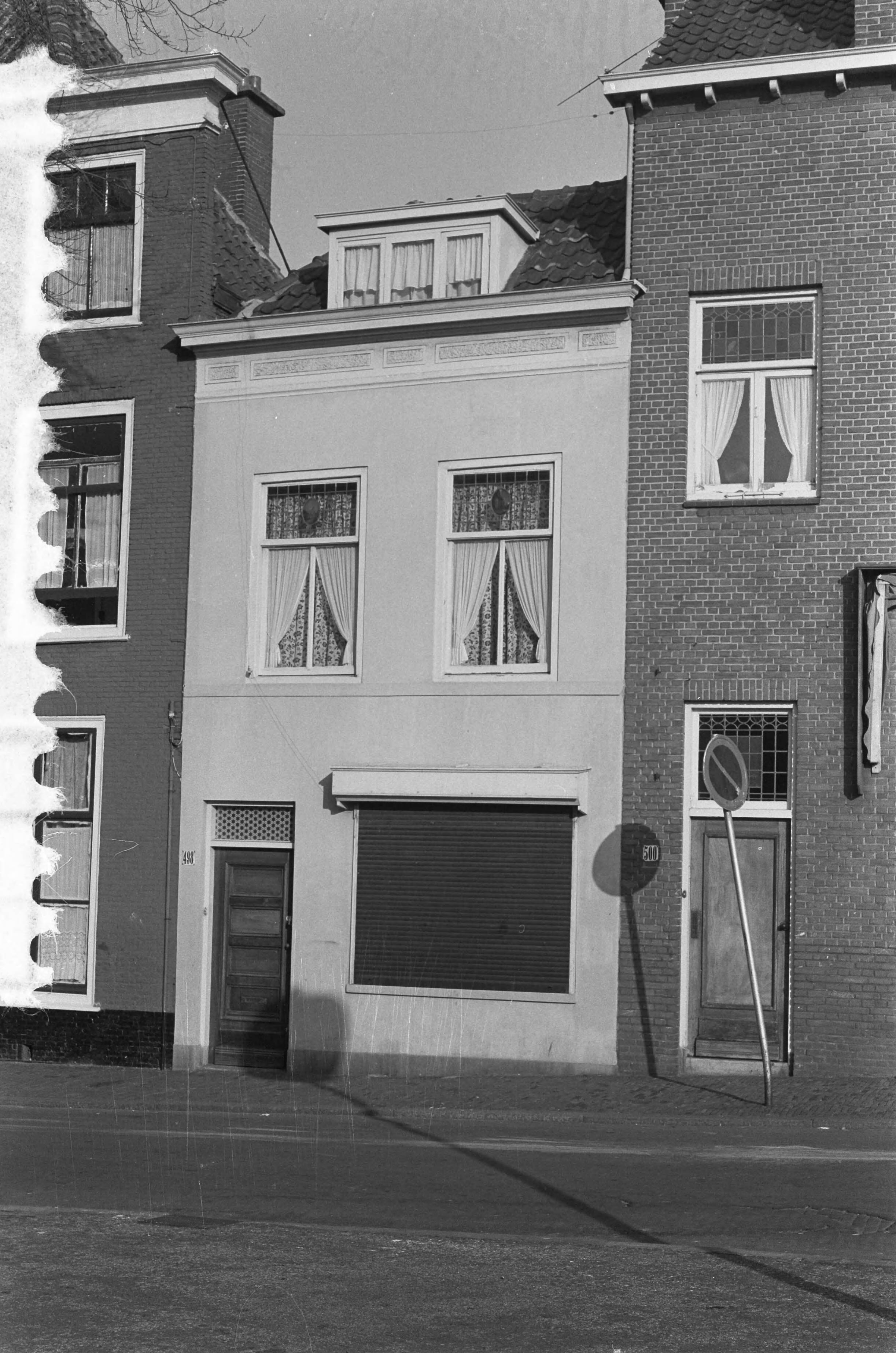 Fotocollectie Anefo — Huis van "Blonde Dolly" (mevrouw Niemans Den Haag) — Foto: Pot, Harry / Anefo. Licentie: Set B: Rechtenvrij / Publiek Domein. Bron: Nationaal Archief. http://hdl.handle.net/10648/a9a28b02-d0b4-102d-bcf8-003048976d84