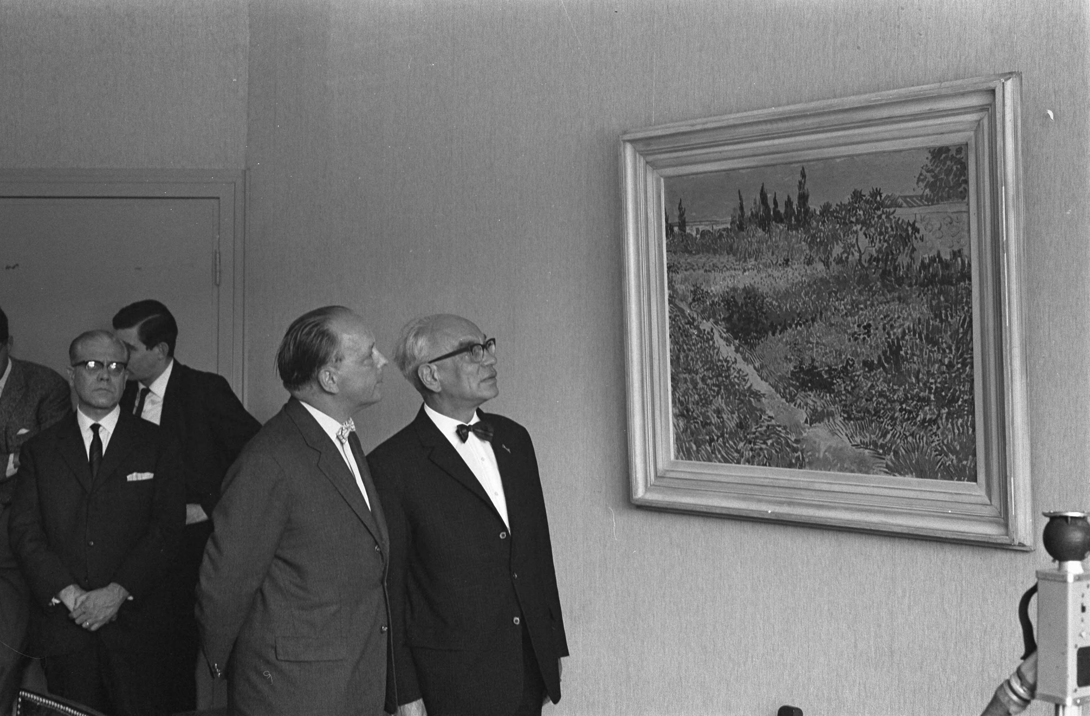 Fotocollectie Anefo — Haagse wethouder van Onderwijs en Kunst, J. van Zwijndrecht neemt in het Haagse Gemeentemuseum een schilderij van Van Gogh in ontvangst. Wethouder Van Zwijndrecht (rechts) en mr. H.J. Reinink van het ministerie van O.K. en W. (links) bekijken het schilderij — Foto: Pot, Harry / Anefo. Licentie: Set B: Rechtenvrij / Publiek Domein. Bron: Nationaal Archief. http://hdl.handle.net/10648/aa13cd76-d0b4-102d-bcf8-003048976d84