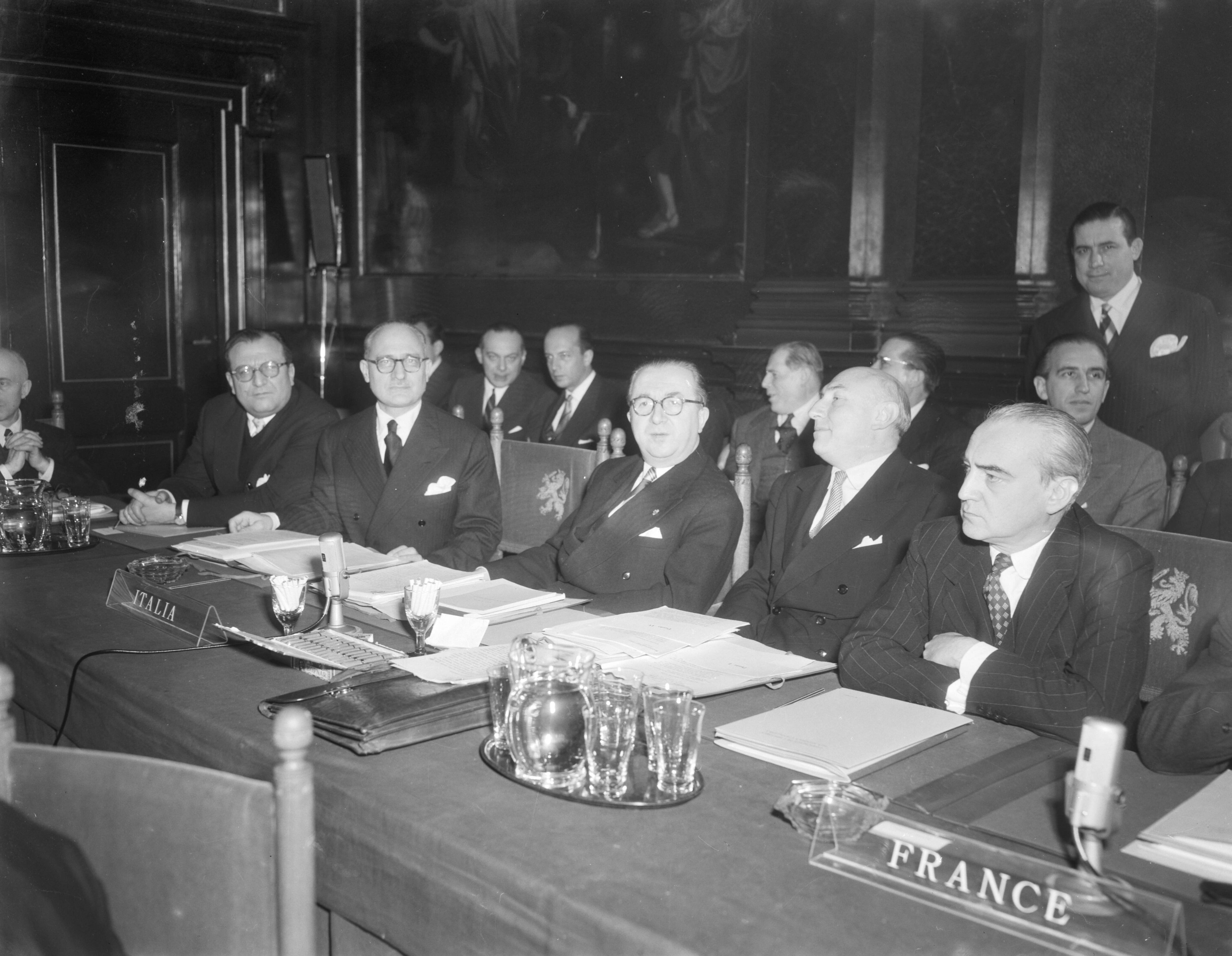 Zes landen ministersconferentie te Den Haag — Zes landen ministersconferentie te Den Haag. De Italiaanse delegatie met minister-president Giuseppe Pella — Foto: Duinen, G.W. van / Anefo. Licentie: Set B: Rechtenvrij / Publiek Domein. Bron: Nationaal Archief. http://hdl.handle.net/10648/a918450a-d0b4-102d-bcf8-003048976d84