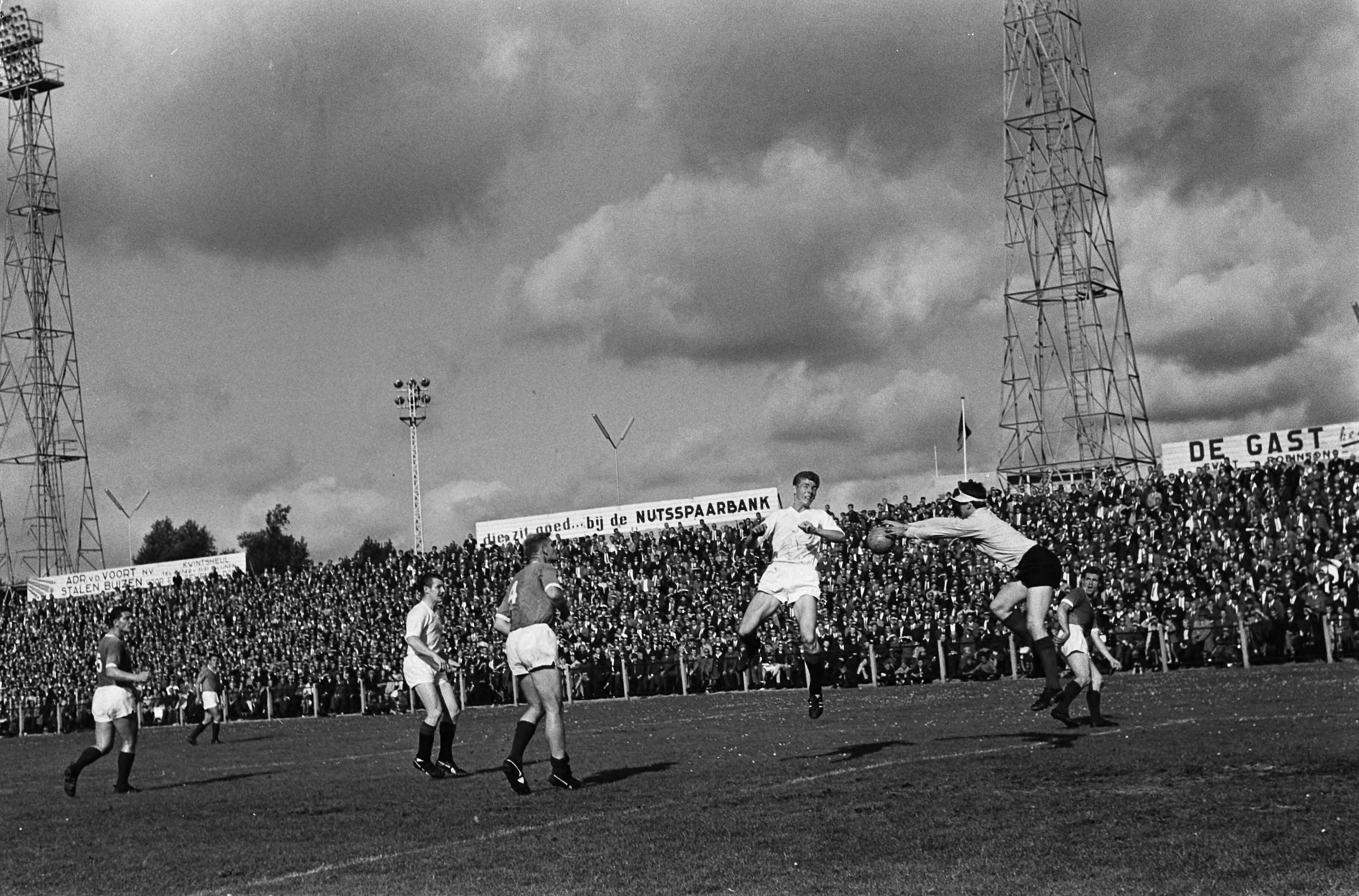 Fotocollectie Anefo — Voetbal. ADO tegen Fortuna '54 1-2. Spelmoment voor het Fortuna doel van keeper Piet Vogels — Foto: Koch, Eric / Anefo. Licentie: Set B: Rechtenvrij / Publiek Domein. Bron: Nationaal Archief. http://hdl.handle.net/10648/aa7b2926-d0b4-102d-bcf8-003048976d84