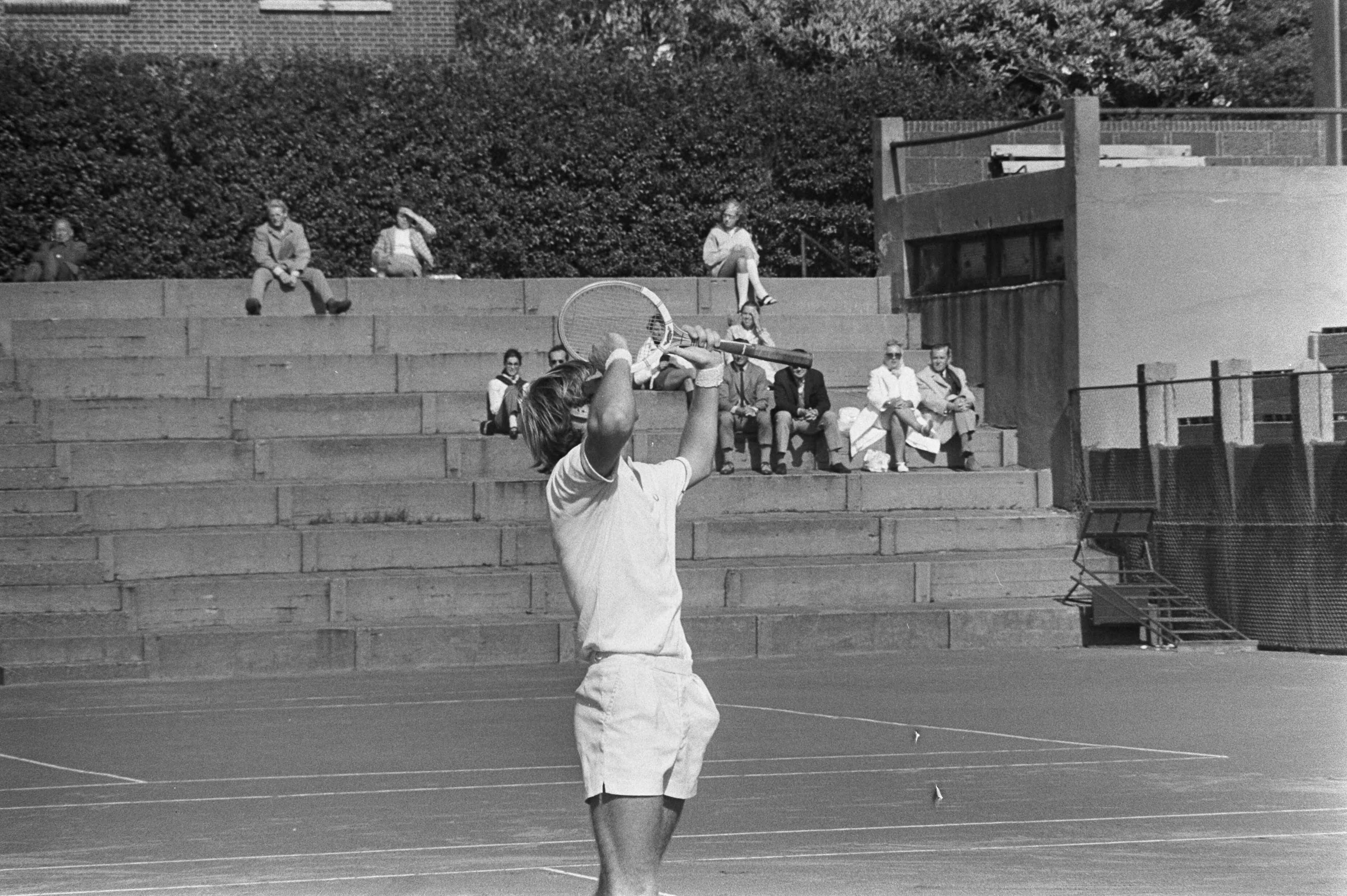 Fotocollectie Anefo — Nationale kampioenschappen, Scheveningen, vervolg 237490; Emmes in aktie — Foto: Mieremet, Rob / Anefo. Licentie: Set B: Rechtenvrij / Publiek Domein. Bron: Nationaal Archief. http://hdl.handle.net/10648/ab9ffc14-d0b4-102d-bcf8-003048976d84