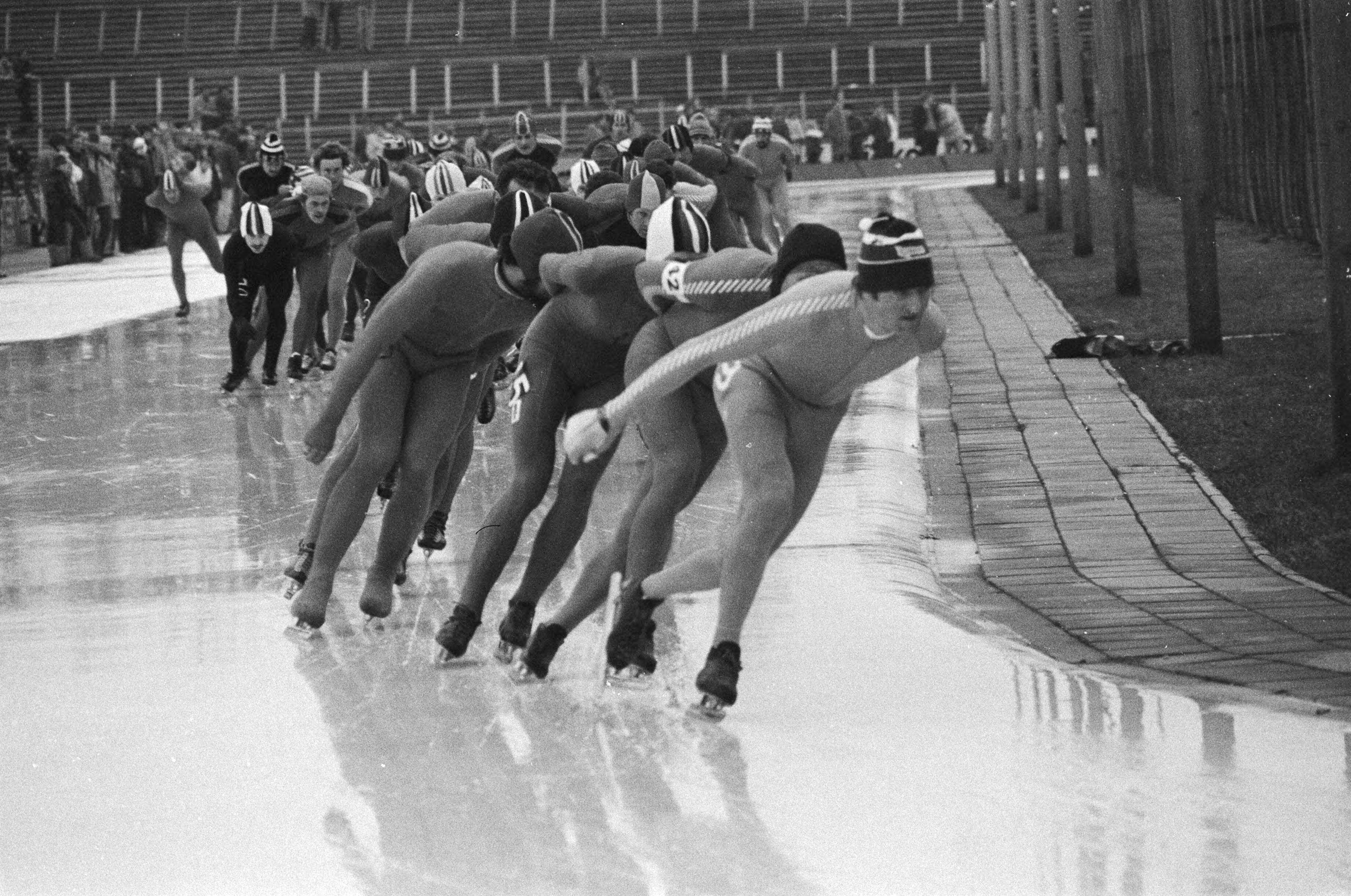 Fotocollectie Anefo — Kampioenswedstrijden marathon schaatsen op Uithof in Den Haag . Marathonschaatsers in aktie — Foto: Dijk, Hans van / Anefo. Licentie: Set B: Rechtenvrij / Publiek Domein. Bron: Nationaal Archief. http://hdl.handle.net/10648/ad0ffb76-d0b4-102d-bcf8-003048976d84