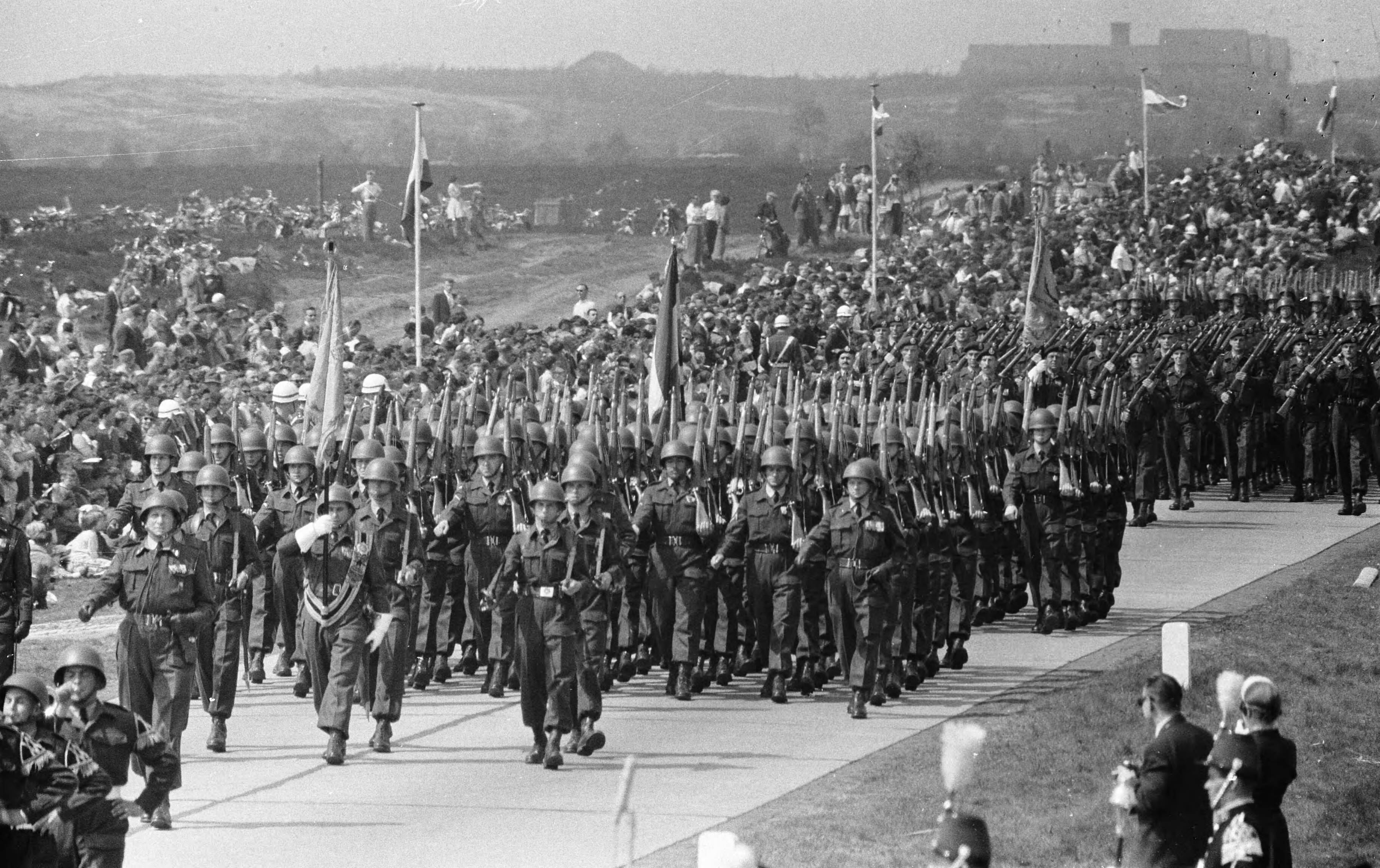 Fotocollectie Anefo — Militaire parade bij Ede voor koningin Juliana en prins Bernhard — Foto: Pot, Harry / Anefo. Licentie: Set B: Rechtenvrij / Publiek Domein. Bron: Nationaal Archief. http://hdl.handle.net/10648/a9ae046e-d0b4-102d-bcf8-003048976d84