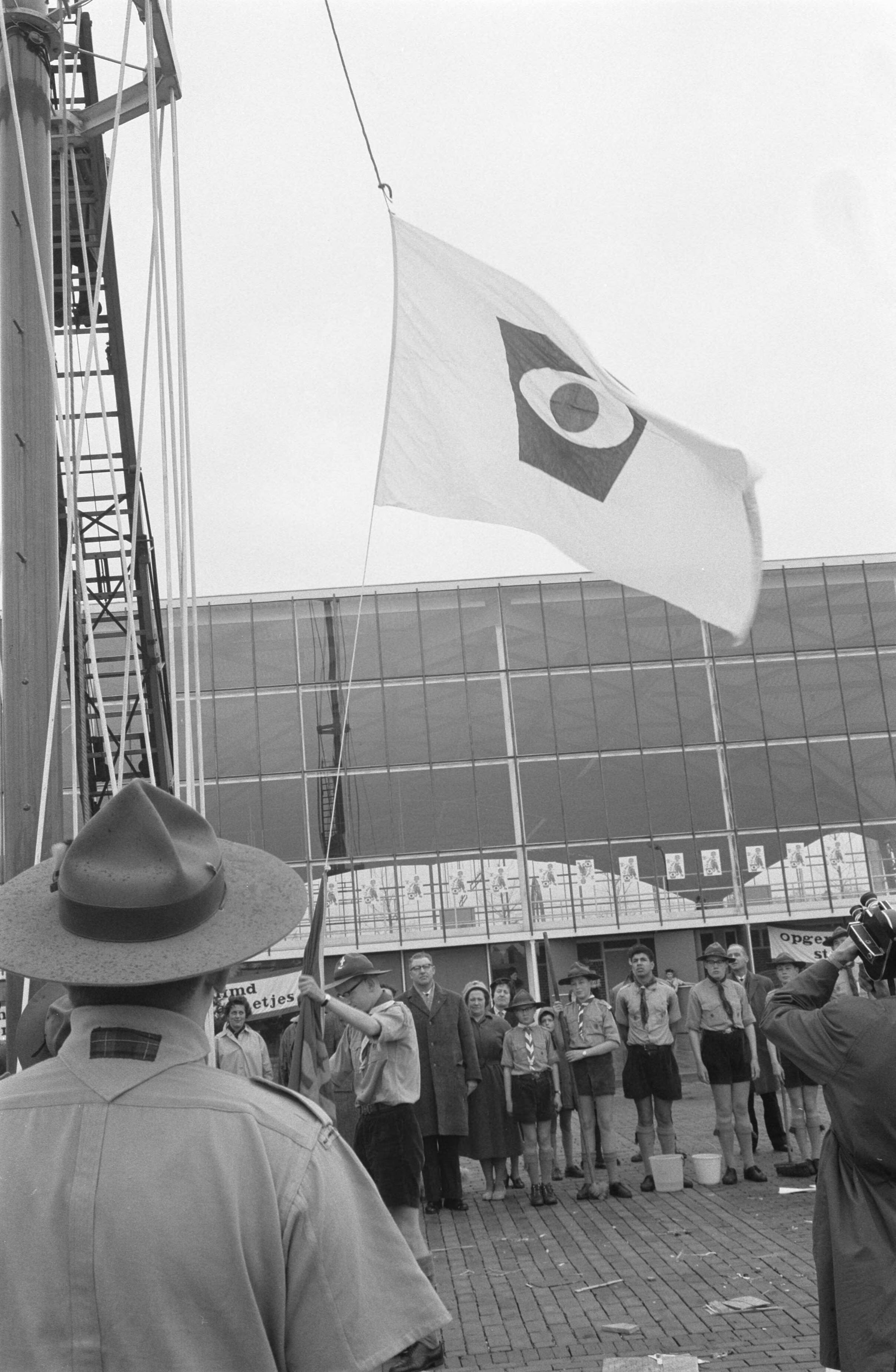 Fotocollectie Anefo — Start "Heitje voor een Karweitje" te Hilversum. Schoonmaken omgeving Expohal. De vlag wordt gehesen aan de 30 meter hoge Expo-mast — Foto: Pot, Harry / Anefo. Licentie: Set B: Rechtenvrij / Publiek Domein. Bron: Nationaal Archief. http://hdl.handle.net/10648/a9cfdf62-d0b4-102d-bcf8-003048976d84