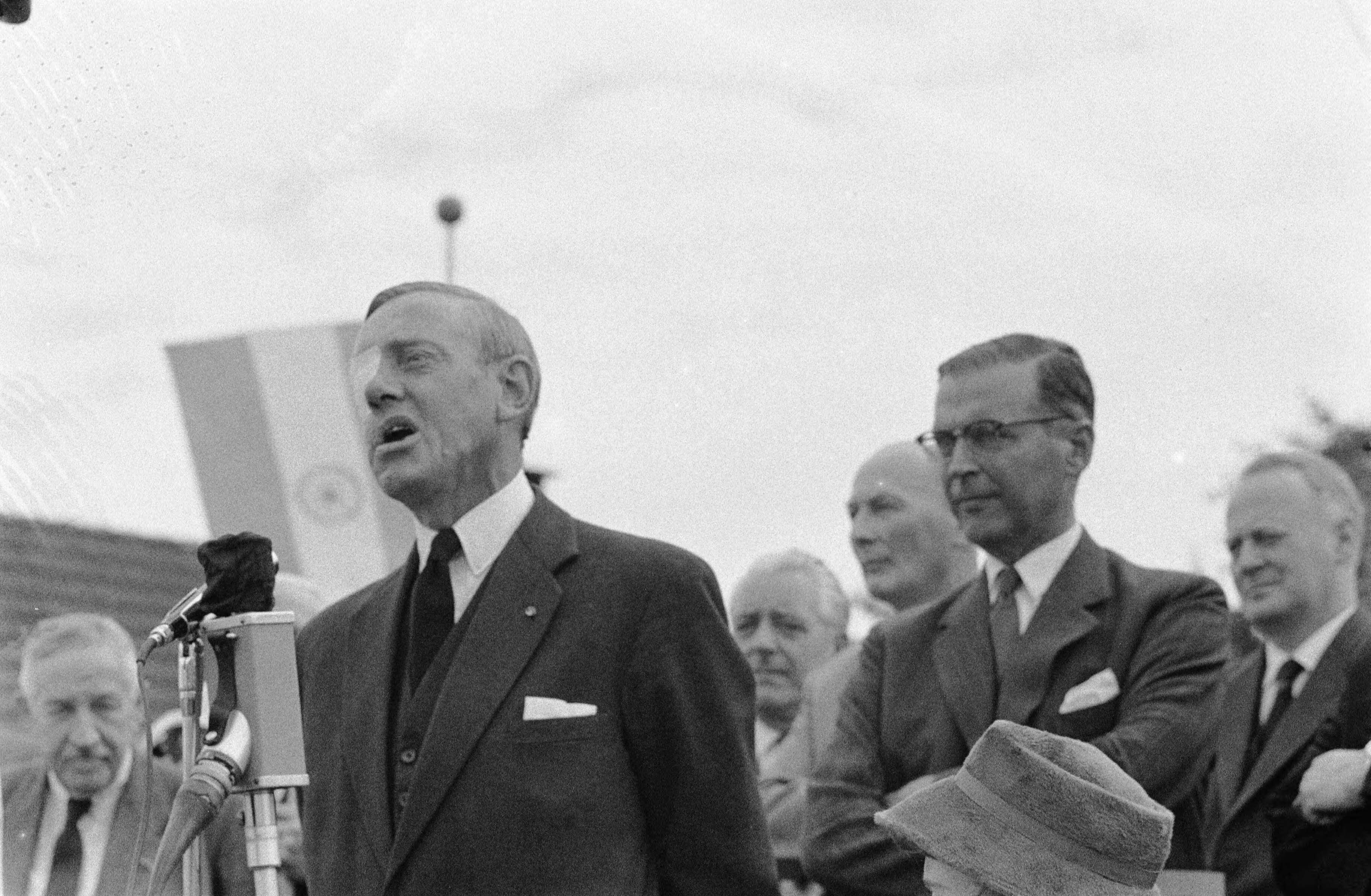 Burgemeester Van Hall bezoekt Nieuw Amsterdam, dat 100 jaar bestaat — Burgemeester Van Hall bezoekt Nieuw Amsterdam, dat 100 jaar bestaat. Toespraak van burgemeester K.H. Gaarlandt. Rechts achter hem burgemeester G. van Hall — Foto: Rossem, Wim van / Anefo. Licentie: Set B: Rechtenvrij / Publiek Domein. Bron: Nationaal Archief. http://hdl.handle.net/10648/a9b74e7a-d0b4-102d-bcf8-003048976d84