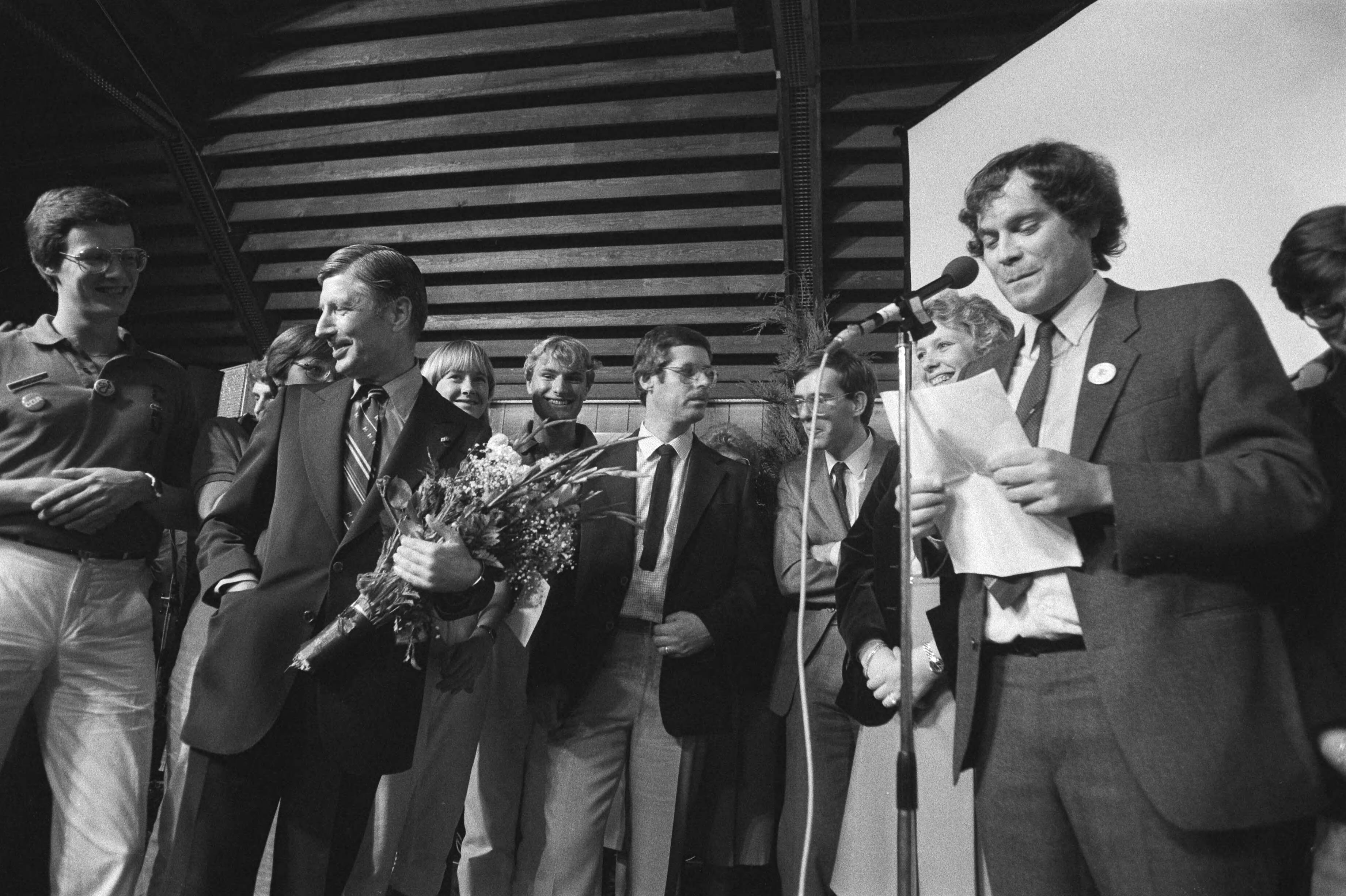 Fotocollectie Anefo — CDA-verkiezingscampagne in Gemeenschapshuis Den Domp in Haaren met o.a. uitreikingTyl Uylenspiegelprijs aan Van Agt door jongeren CVP — Foto: Croes, Rob C. / Anefo. Licentie: Set B: Rechtenvrij / Publiek Domein. Bron: Nationaal Archief. http://hdl.handle.net/10648/ad1d470e-d0b4-102d-bcf8-003048976d84