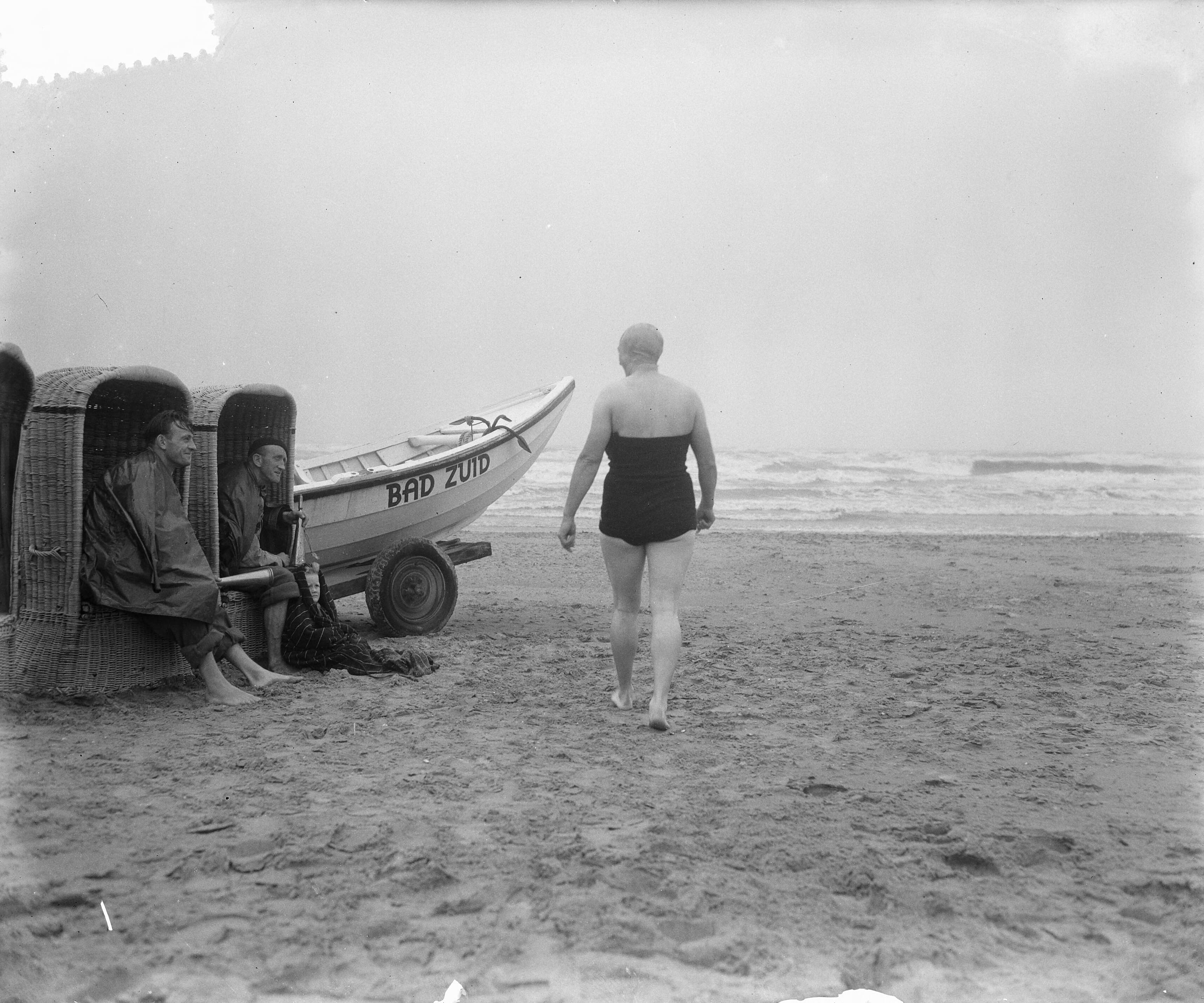 Fotocollectie Anefo — Eerste dag van zomer op Zandvoort. Enigste badgasten — Foto: Pot, Harry / Anefo. Licentie: Set B: Rechtenvrij / Publiek Domein. Bron: Nationaal Archief. http://hdl.handle.net/10648/a8fbd6e0-d0b4-102d-bcf8-003048976d84