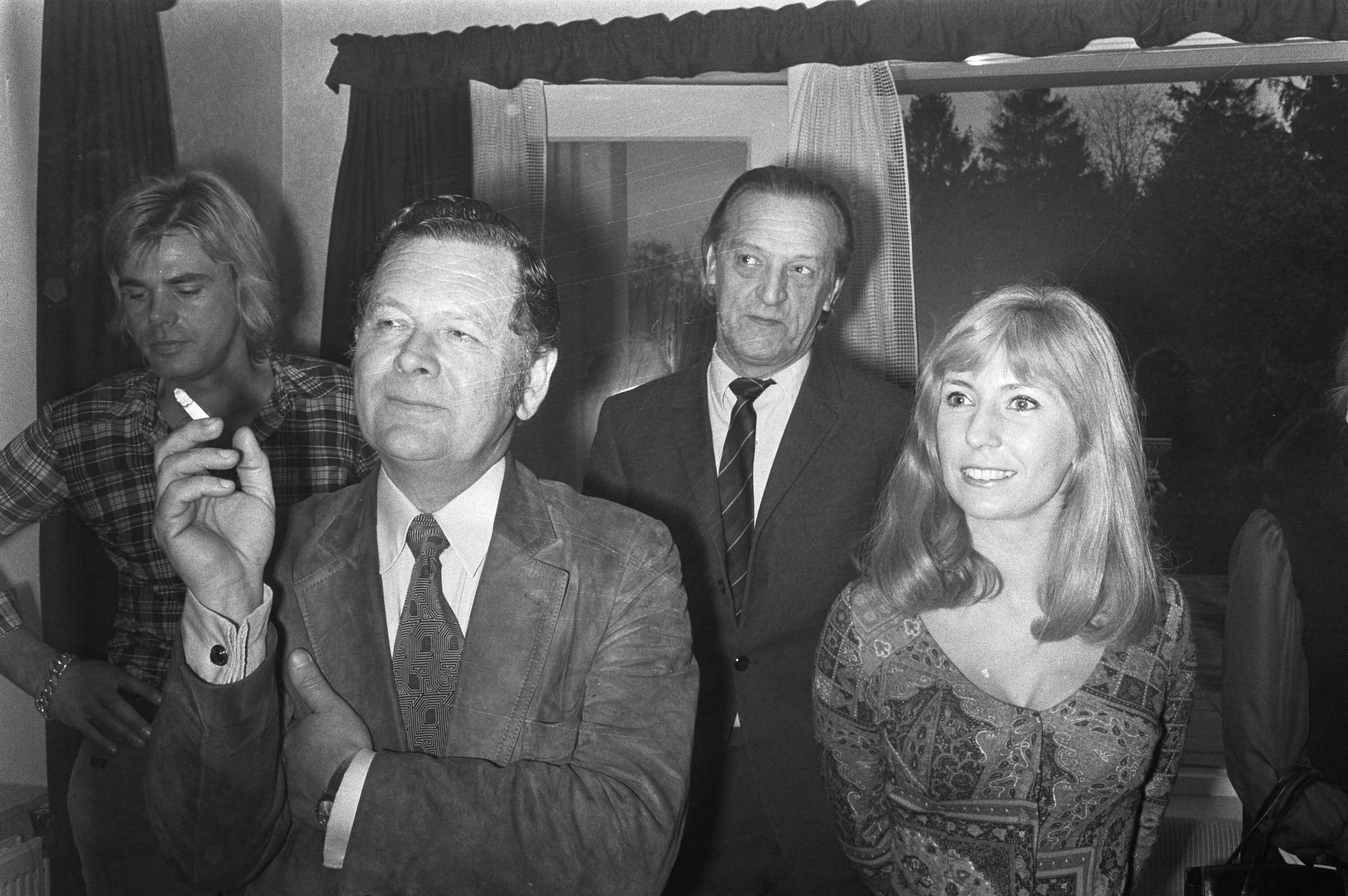 Fotocollectie Anefo — Willeke Alberti toont boek "Waar een Willeke is" , Blaricum — Foto: Peters, Hans / Anefo. Licentie: Set B: Rechtenvrij / Publiek Domein. Bron: Nationaal Archief. http://hdl.handle.net/10648/abd7cbc6-d0b4-102d-bcf8-003048976d84