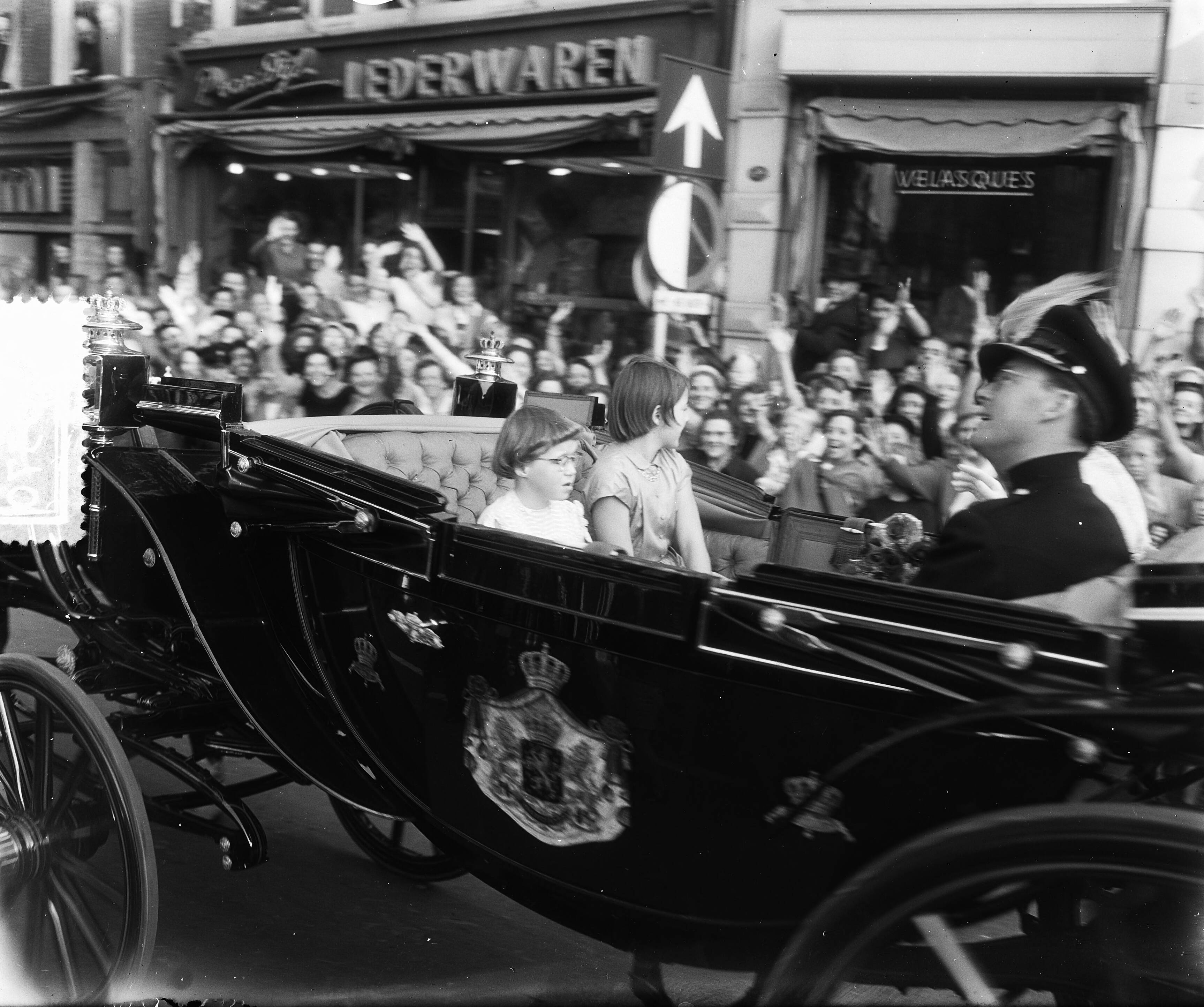 Prinsjesdag 1955 — Opening Staten-Generaal. Rijtoer door Den Haag — Foto: Rossem, Wim van / Anefo. Licentie: Set B: Rechtenvrij / Publiek Domein. Bron: Nationaal Archief. http://hdl.handle.net/10648/a93b414a-d0b4-102d-bcf8-003048976d84