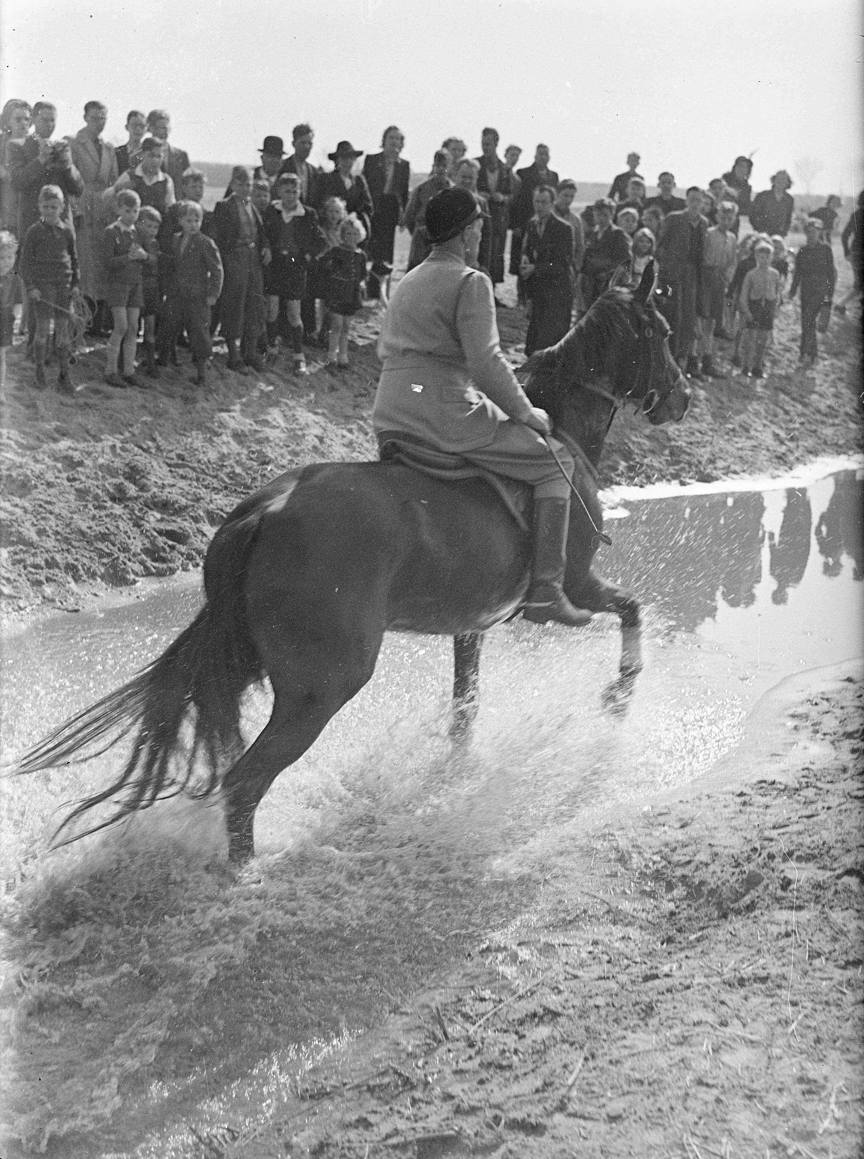 Cross-Country Amsterdam — Foto: Sagers, Harry / Anefo. — Licentie: Set B: Rechtenvrij / Publiek Domein. Bron: Nationaal Archief. http://hdl.handle.net/10648/a8a6c4d4-d0b4-102d-bcf8-003048976d84