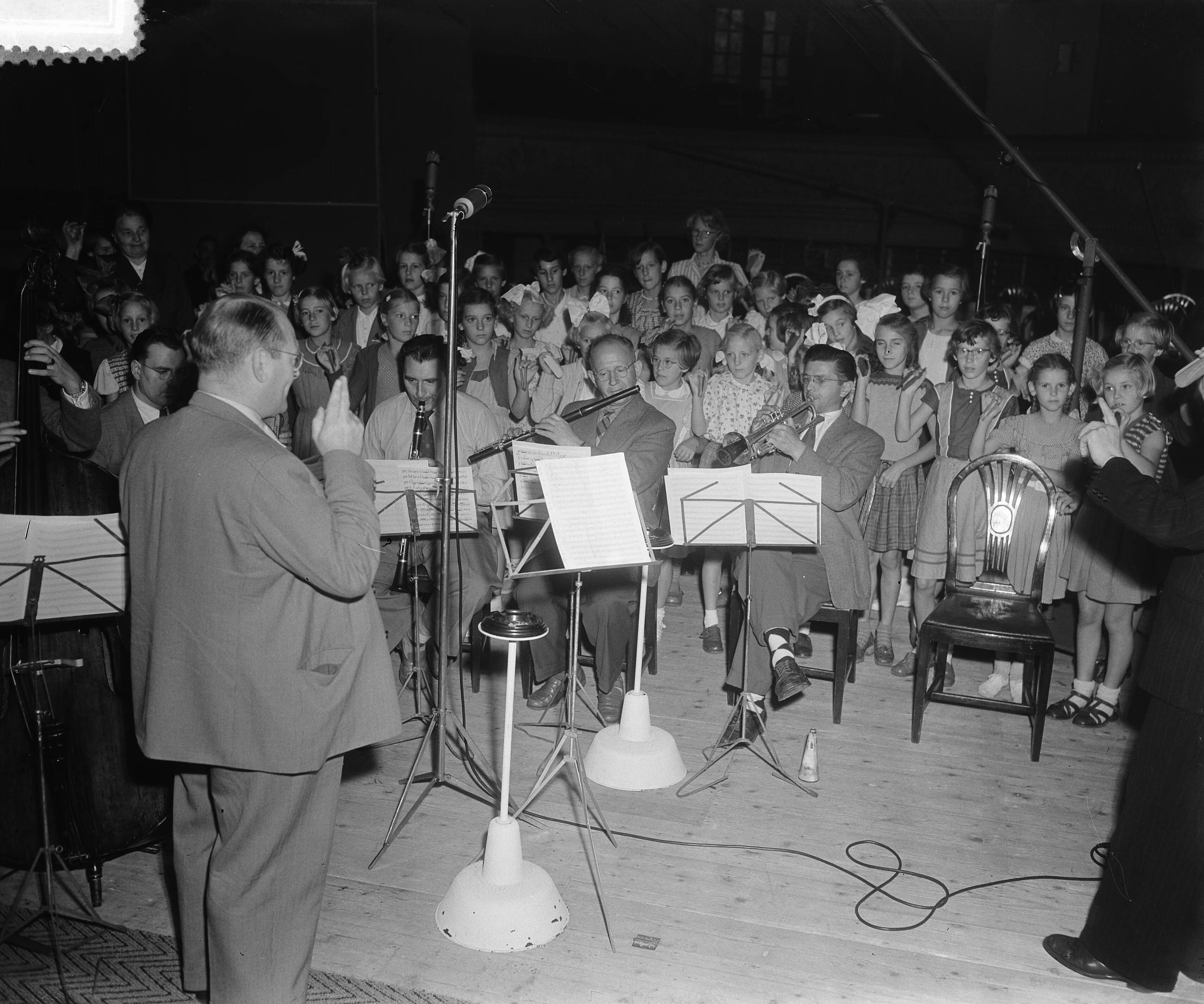 Fotocollectie Anefo — Klepperclub "de Ooievaar" te Den Haag voor grammofoonopnamen in de Decca Studio — Foto: Pot, Harry / Anefo. Licentie: Set B: Rechtenvrij / Publiek Domein. Bron: Nationaal Archief. http://hdl.handle.net/10648/a9121cac-d0b4-102d-bcf8-003048976d84
