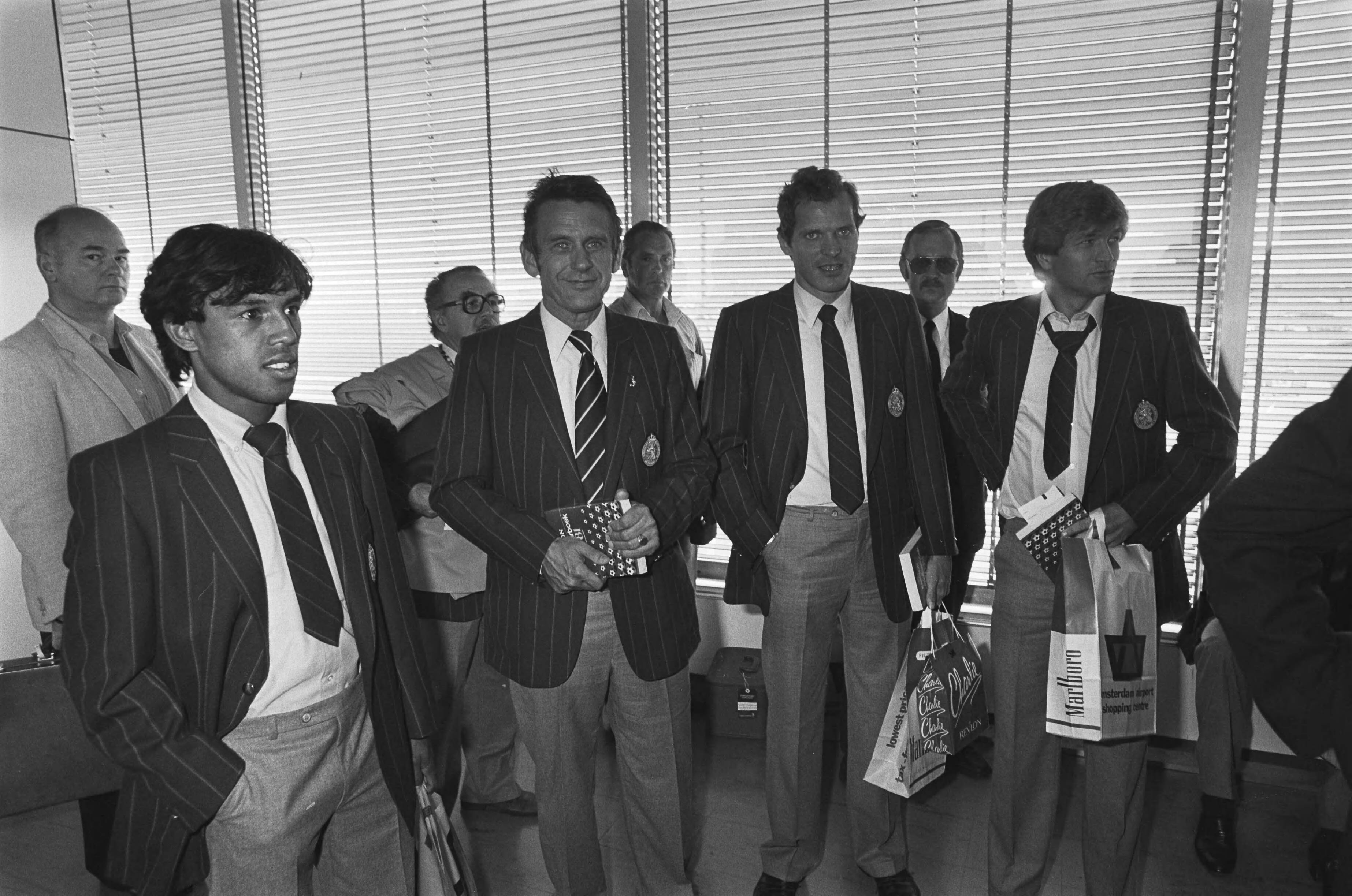 Fotocollectie Anefo — Vertrek Nederlands elftal van Schiphol naar Ierland voor interland morgen tegen Ierland, Simon Tahamata , bondscoach Zwartkruis — Foto: Antonisse, Marcel / Anefo. Licentie: Set B: Rechtenvrij / Publiek Domein. Bron: Nationaal Archief. http://hdl.handle.net/10648/ace7249e-d0b4-102d-bcf8-003048976d84