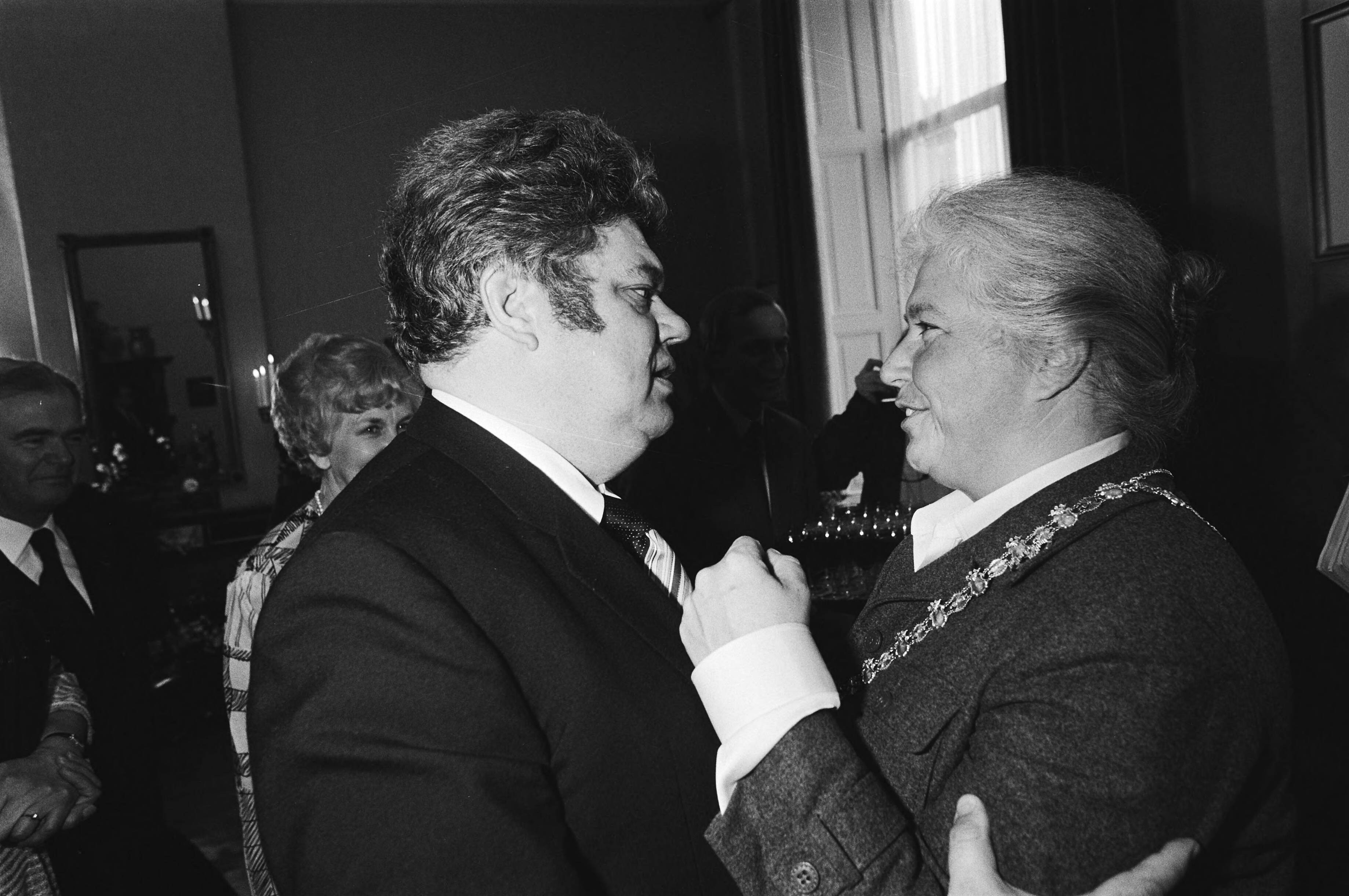 Fotocollectie Anefo — Mevrouw drs. Vos- van Gortel geinstalleerd als burgemeester van Utrecht, drs. Vos- van Gortel met de oud burgemeester van Utrecht, Vonhoff — Foto: Dijk, Hans van / Anefo. Licentie: Set B: Rechtenvrij / Publiek Domein. Bron: Nationaal Archief. http://hdl.handle.net/10648/acf8a8ae-d0b4-102d-bcf8-003048976d84