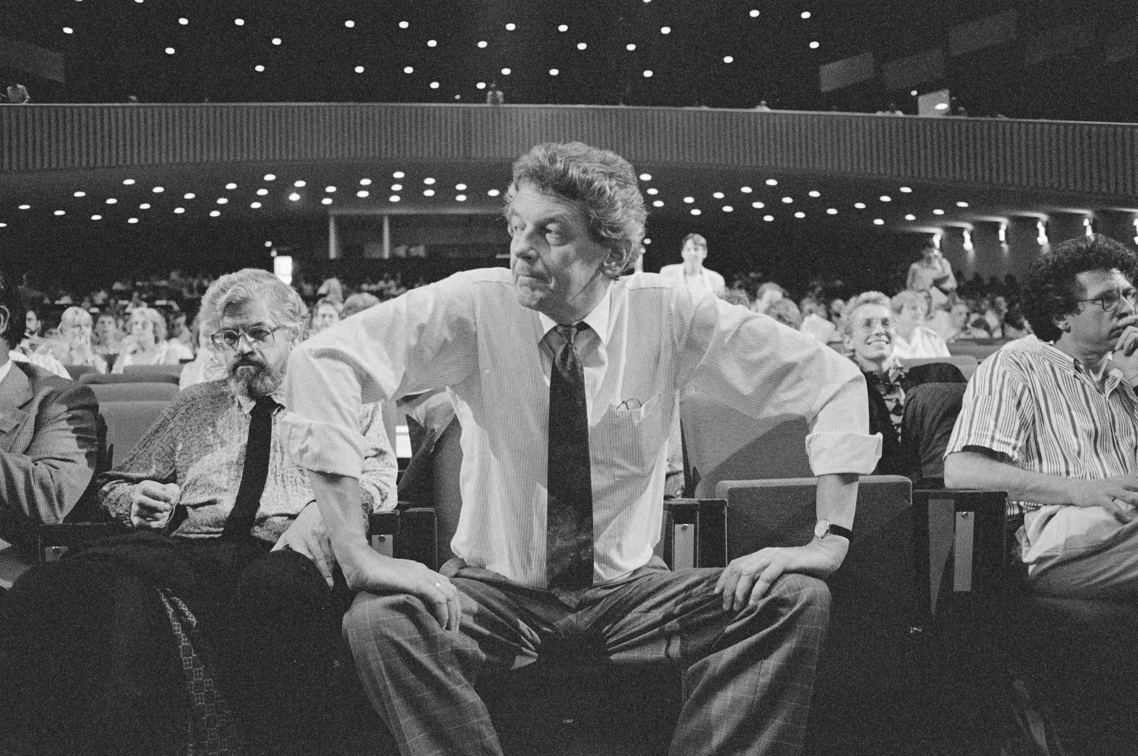 PvdA-verkiezingscongres in Den Haag — Wim Kok zet zich schrap — Foto: Bogaerts, Rob / Anefo. Licentie: Set B: Rechtenvrij / Publiek Domein. Bron: Nationaal Archief. http://hdl.handle.net/10648/ad73bb8e-d0b4-102d-bcf8-003048976d84