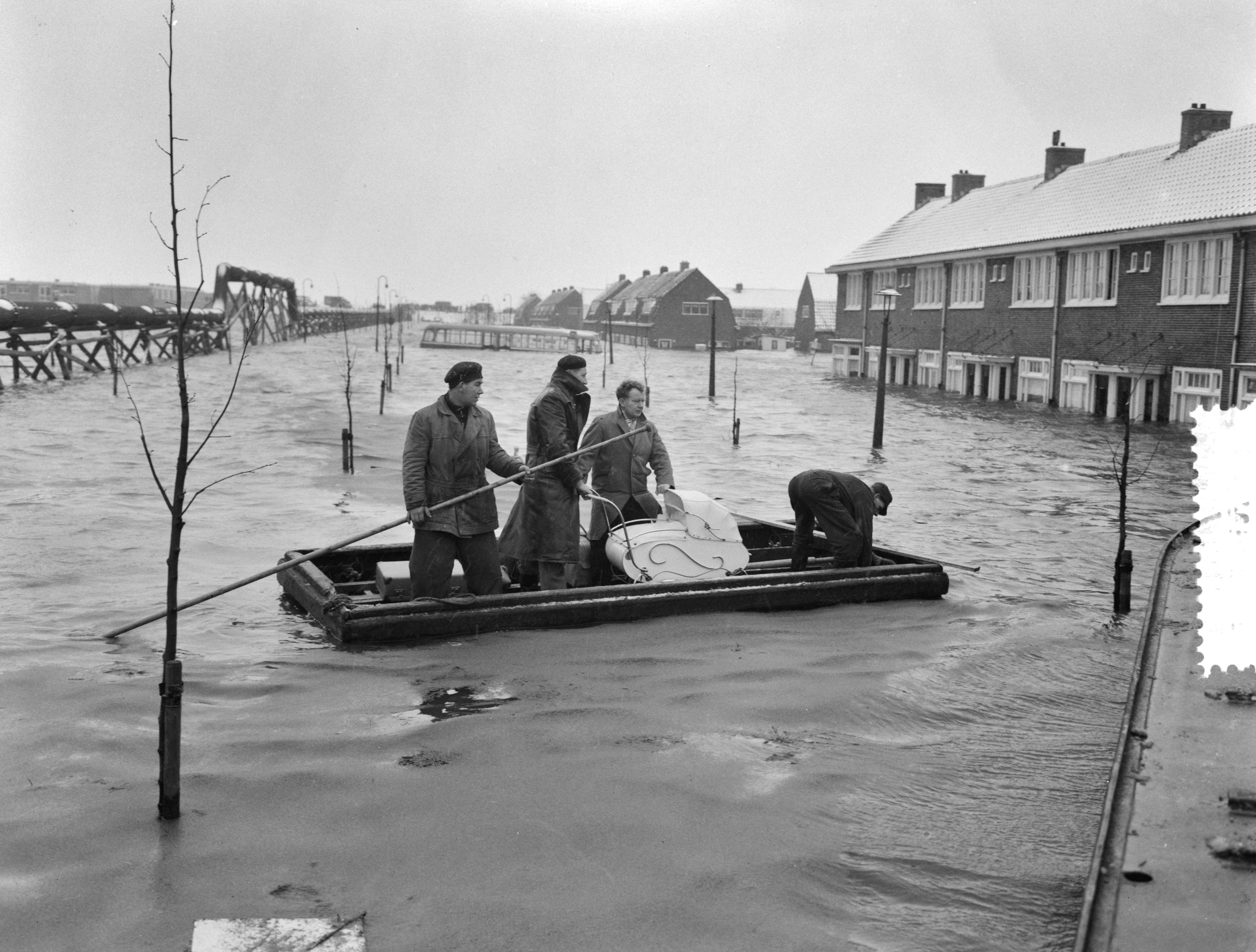 Ramp Tuindorp Oostzaan — Foto: Rossem, Wim van / Anefo. — Licentie: Set B: Rechtenvrij / Publiek Domein. Bron: Nationaal Archief. http://hdl.handle.net/10648/a9a59efa-d0b4-102d-bcf8-003048976d84
