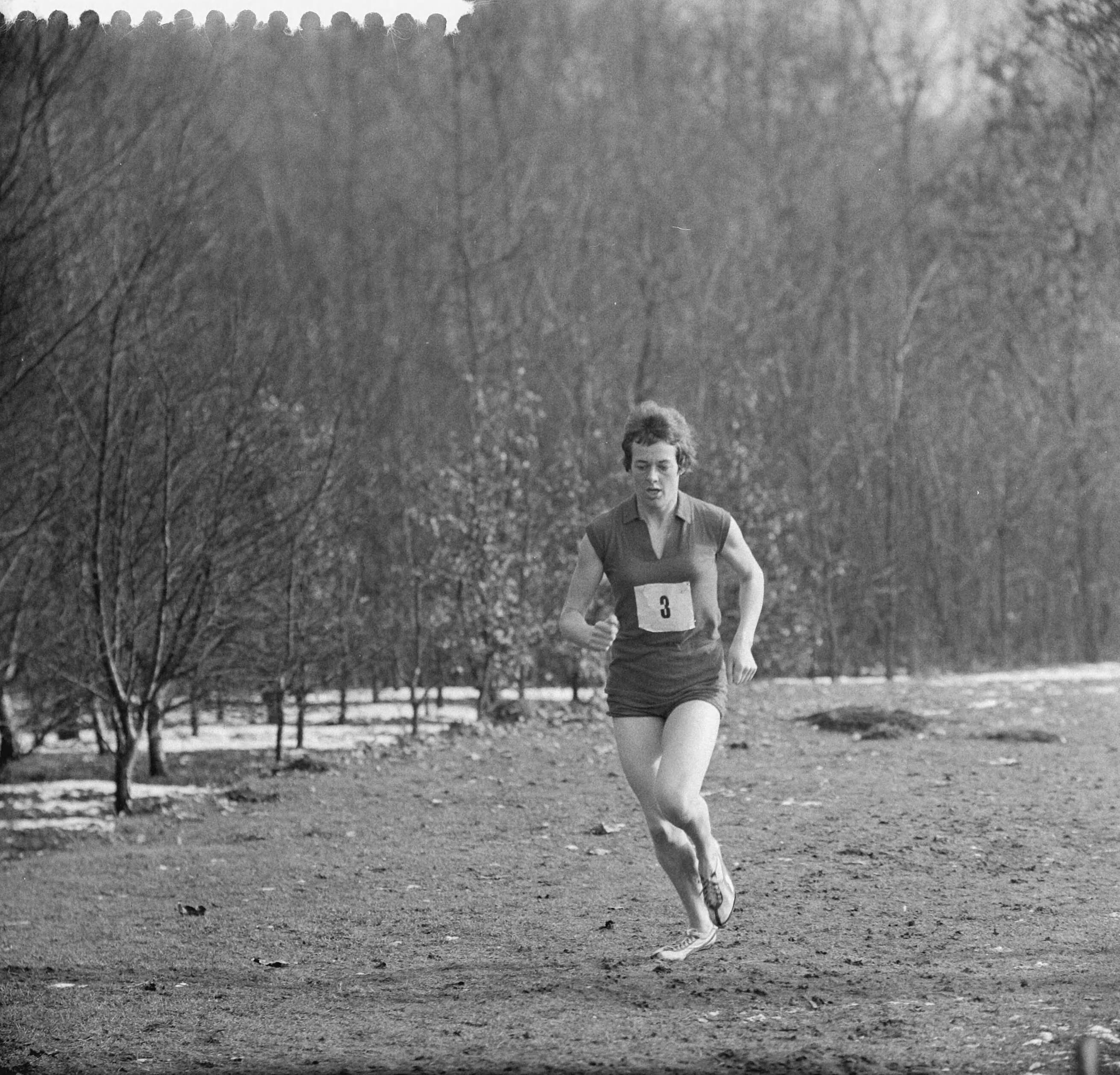 Fotocollectie Anefo — 1200m "Maple Leaf" veldloop in Hilversum. Gerda Kraan (nummer 3) . Tijd: 4.31.2 — Foto: Nijs, Jac. de / Anefo. Licentie: Set B: Rechtenvrij / Publiek Domein. Bron: Nationaal Archief. http://hdl.handle.net/10648/a9fbb560-d0b4-102d-bcf8-003048976d84