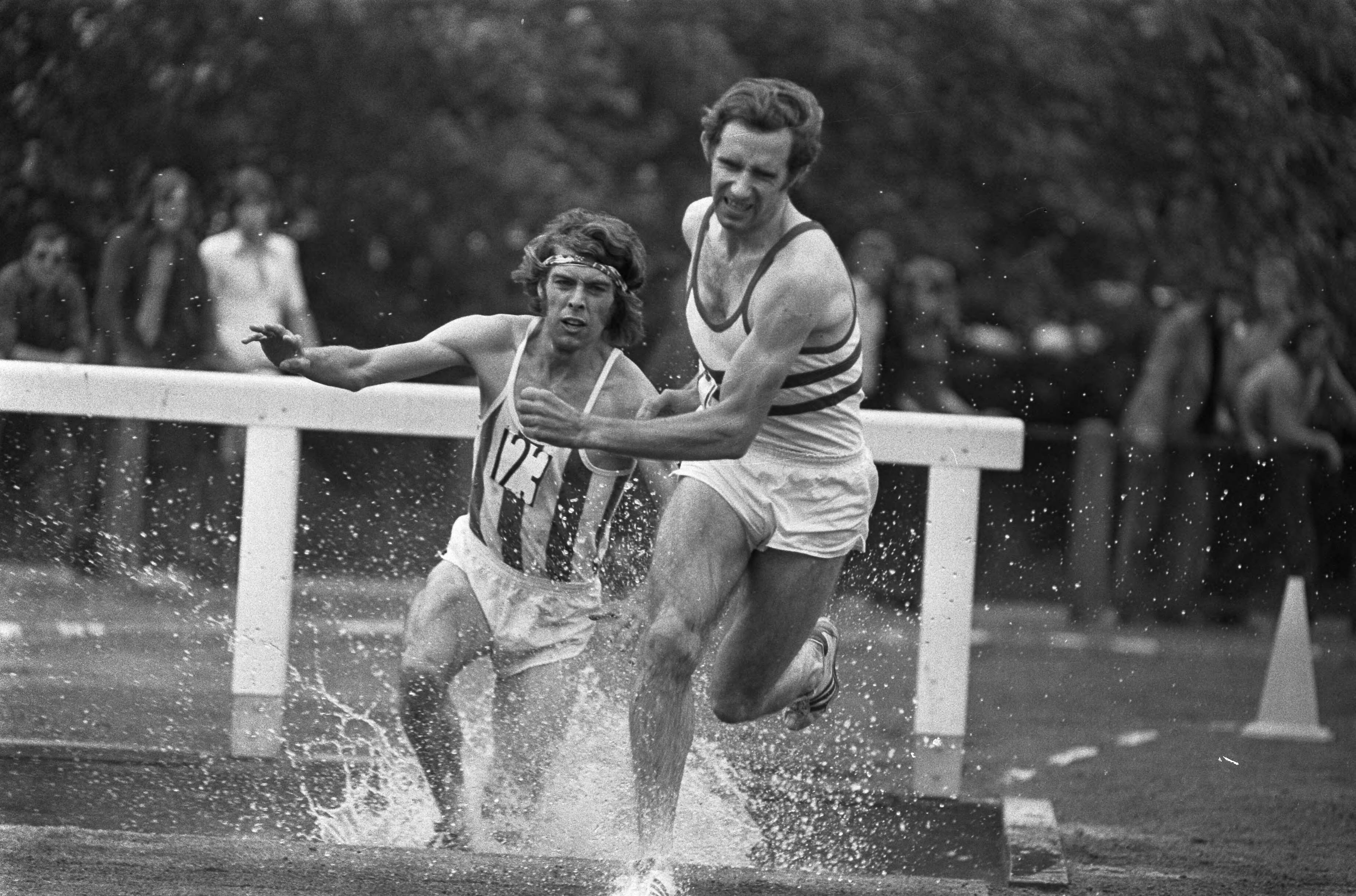 Fotocollectie Anefo — Nederlandse Atletiekkampioenschappen te Den Haag , Roelof Veld en Cor Vriend in aktie op 3000 meter steeple-chase — Foto: Punt, W. / Anefo. Licentie: Set B: Rechtenvrij / Publiek Domein. Bron: Nationaal Archief. http://hdl.handle.net/10648/ac31a858-d0b4-102d-bcf8-003048976d84