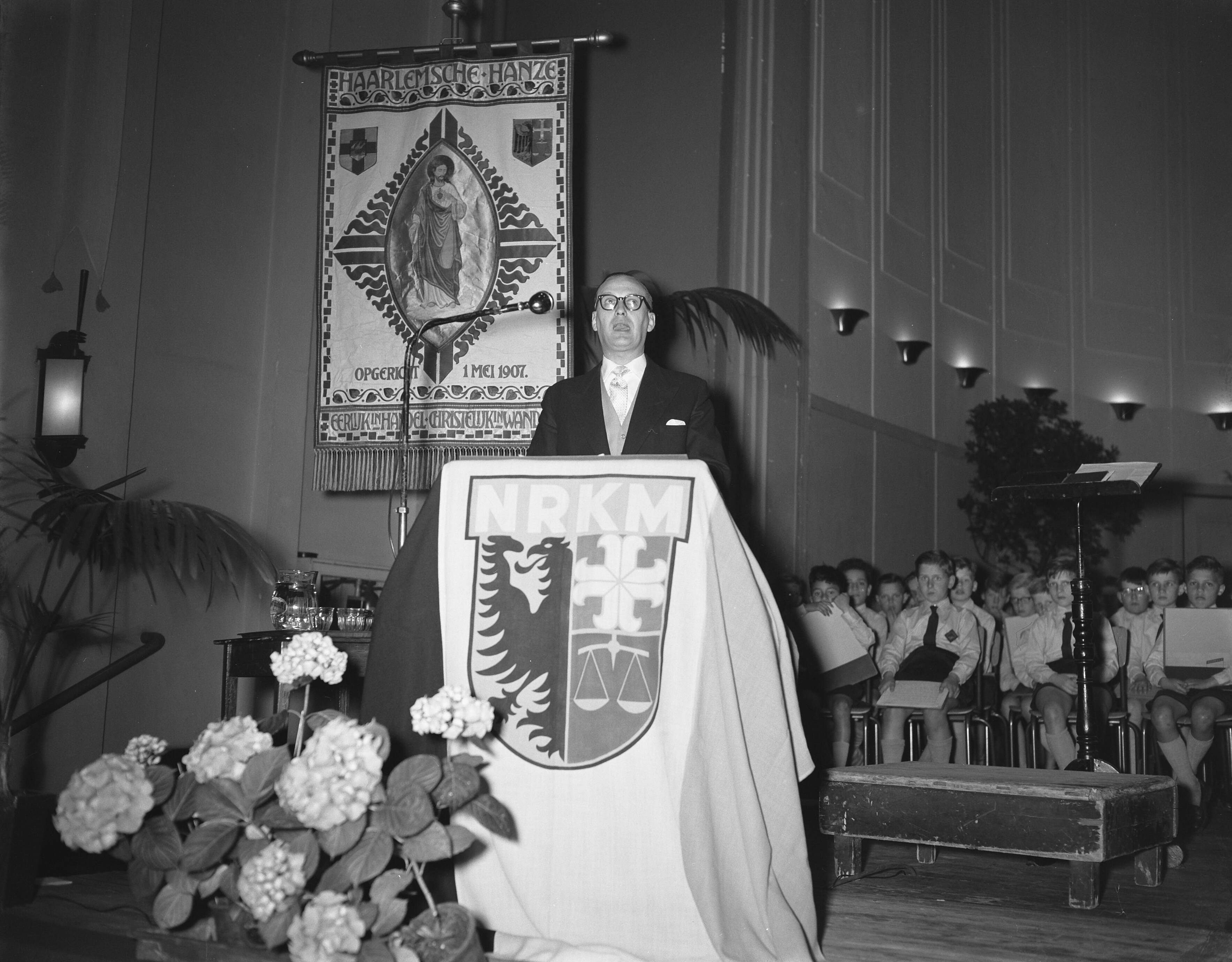 Fotocollectie Anefo — Viering Gouden Feest van de Interdiocesane Katholieke Middenstandsbond in het Concertgebouw Haarlem — Foto: Rossem, Wim van / Anefo. Licentie: Set B: Rechtenvrij / Publiek Domein. Bron: Nationaal Archief. http://hdl.handle.net/10648/a9604bb6-d0b4-102d-bcf8-003048976d84