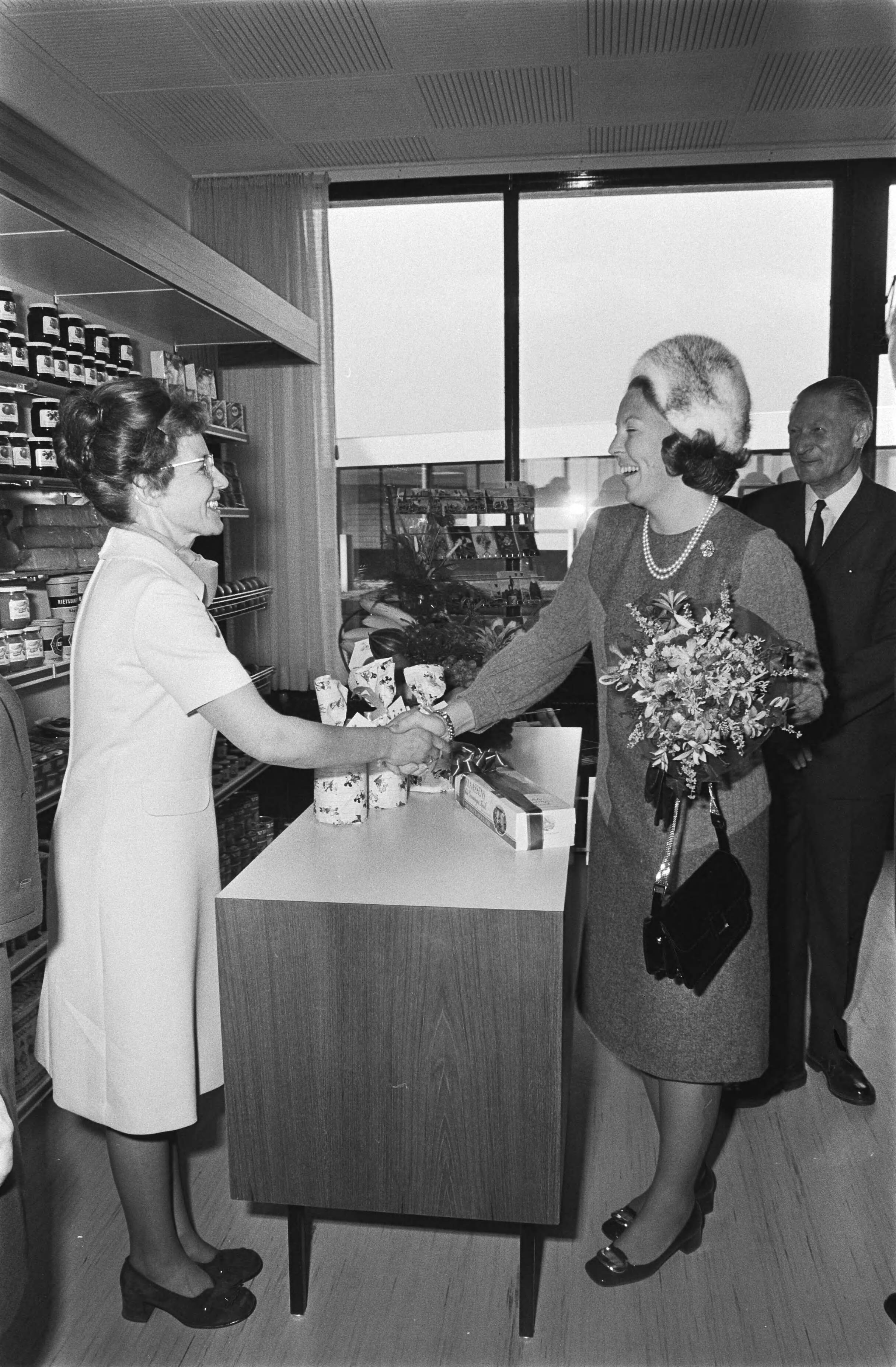 Fotocollectie Anefo — Prinses Beatrix opent verzorgingstehuis "Het Hoornse Heem" en verpleegtehuis "Neerwolde" te Groningen — Foto: Mieremet, Rob / Anefo. Licentie: Set B: Rechtenvrij / Publiek Domein. Bron: Nationaal Archief. http://hdl.handle.net/10648/aba67d46-d0b4-102d-bcf8-003048976d84