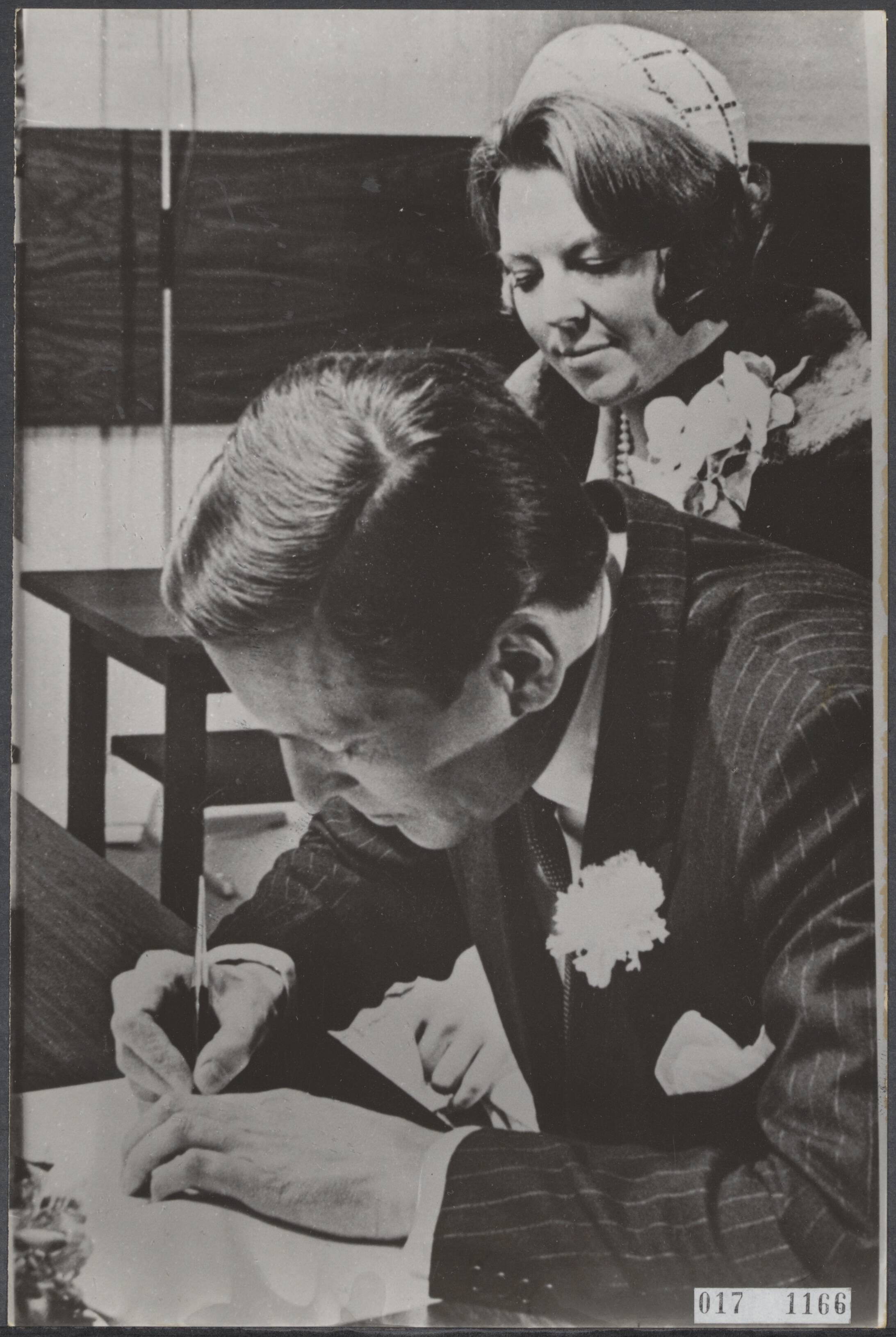 Fotocollectie Elsevier Binnenland — Prinses Beatrix en Claus von Amsberg gaan in ondertrouw op het gemeentehuis van Baarn. Claus von Amsberg tekent de akte — Foto: Fotograaf Onbekend / Anefo. Licentie: Set B: Rechtenvrij / Publiek Domein. Bron: Nationaal Archief. http://hdl.handle.net/10648/adc034fa-d0b4-102d-bcf8-003048976d84