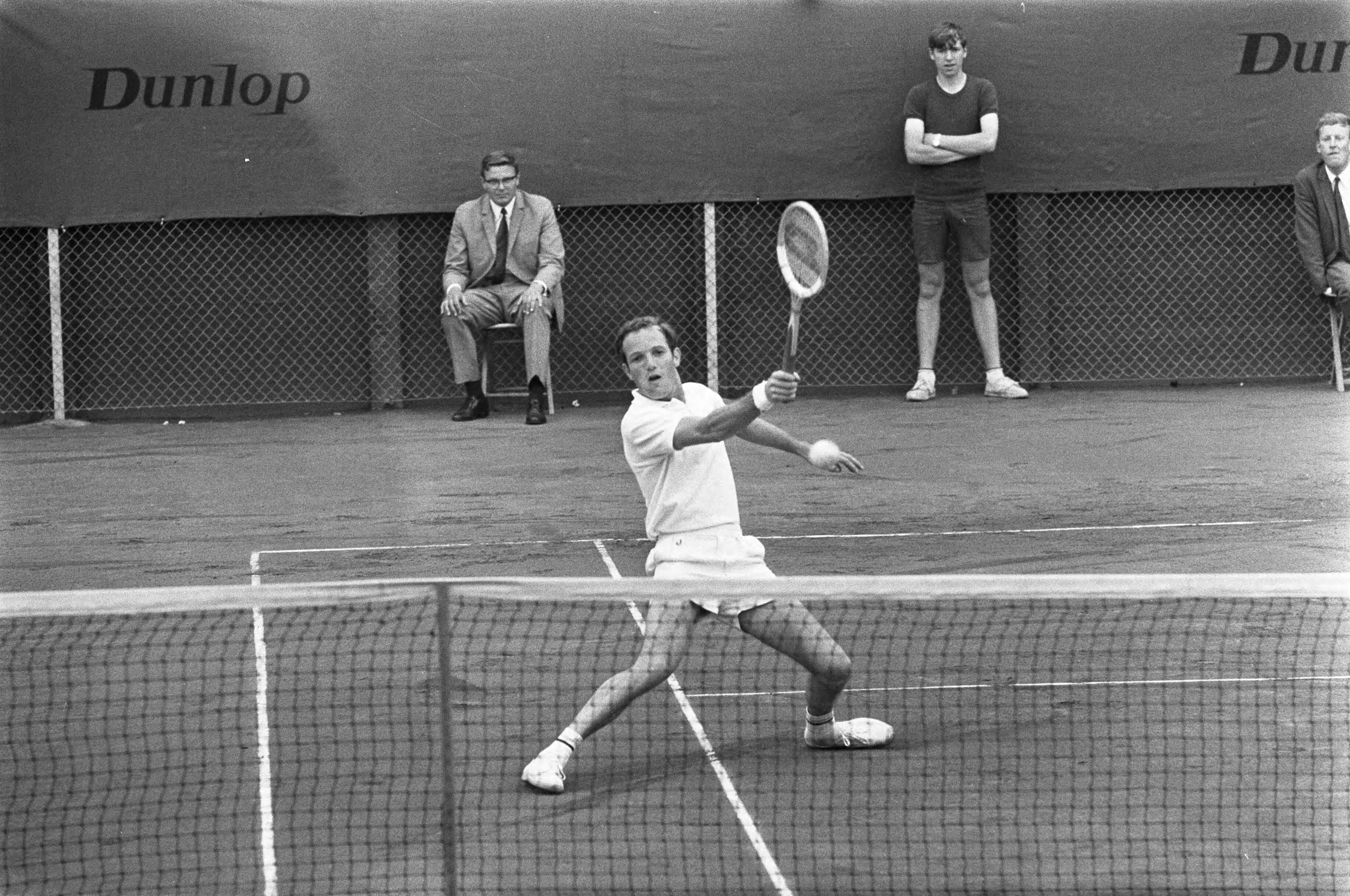 Tenniswedstrijden op de METS-banen te Scheveningen — Tom Okker in actie — Foto: Fotograaf Onbekend / Anefo. Licentie: Set B: Rechtenvrij / Publiek Domein. Bron: Nationaal Archief. http://hdl.handle.net/10648/ab71b002-d0b4-102d-bcf8-003048976d84
