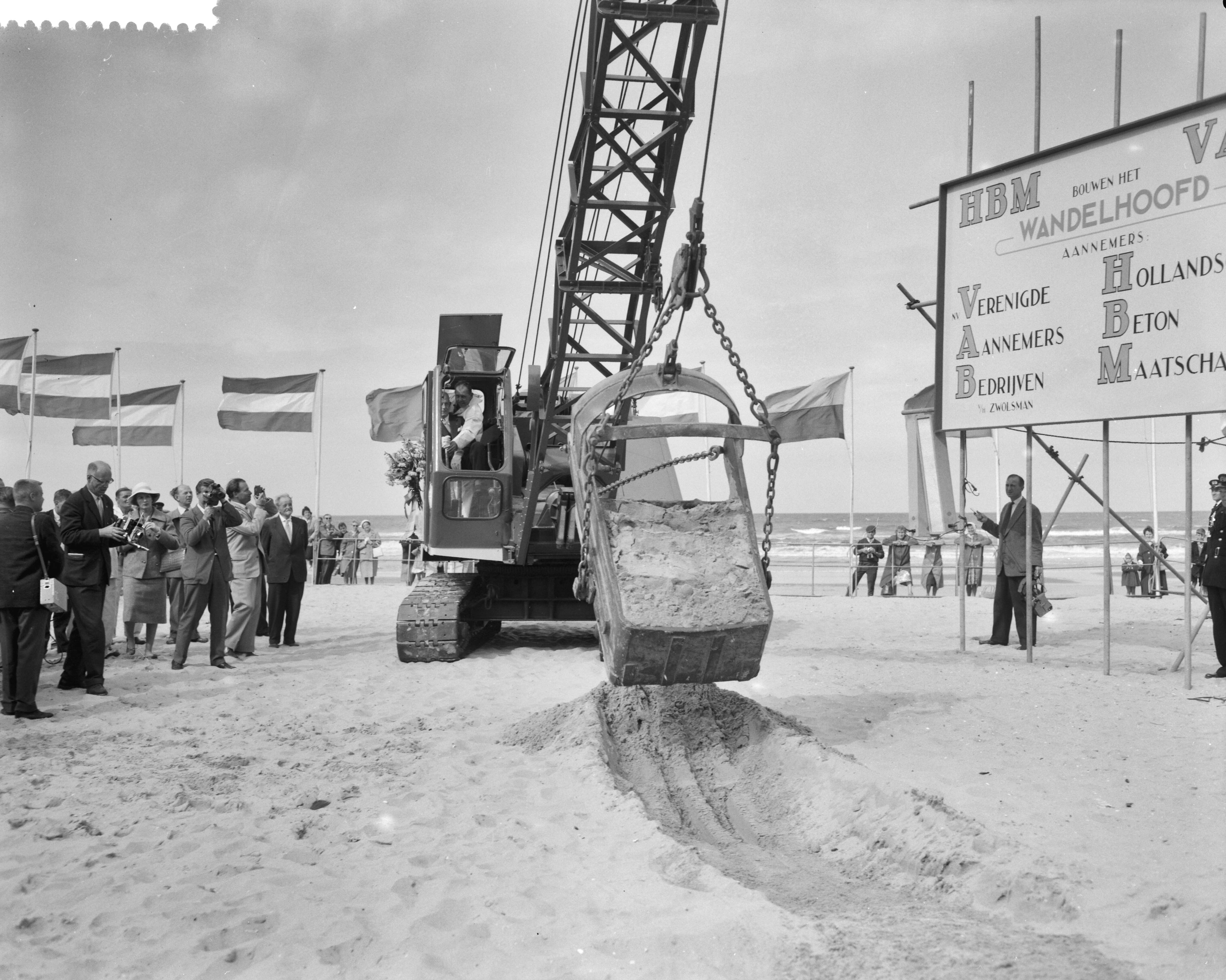 Fotocollectie Anefo — Burgemeester van Den Haag H.A.M.T. Kolfschoten geeft startsein voor de bouw van de nieuwe pier te Scheveningen — Foto: Behrens, Herbert F. / Anefo. Licentie: Set B: Rechtenvrij / Publiek Domein. Bron: Nationaal Archief. http://hdl.handle.net/10648/a99dbdac-d0b4-102d-bcf8-003048976d84