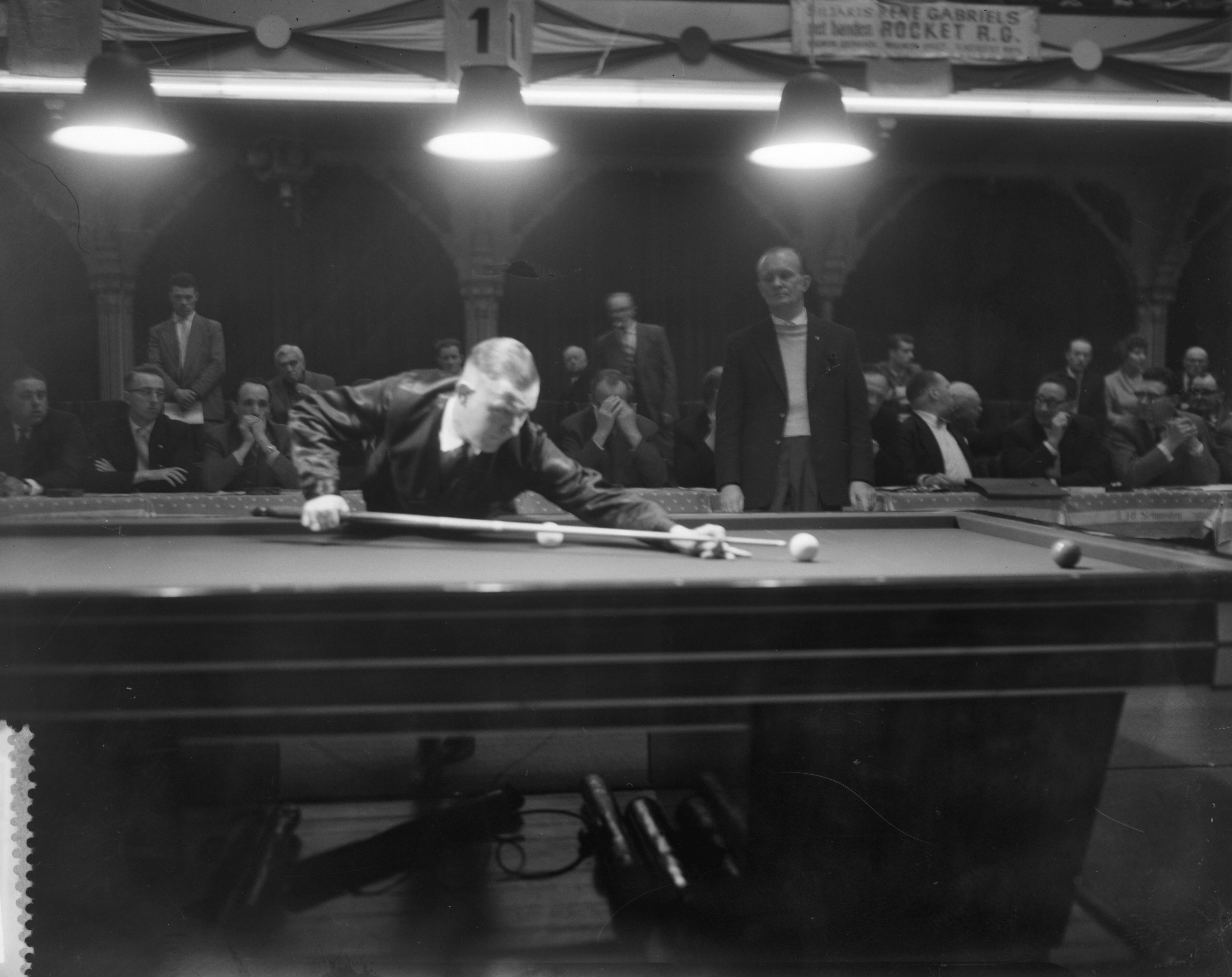 Fotocollectie Anefo — Nederlands kampioenschap ereklasse groot biljart ankerkader 47/2 in Den Haag. Kees de Ruyter in actie in zijn partij tegen Henk Scholte — Foto: Noske, J.D. / Anefo. Licentie: Set B: Rechtenvrij / Publiek Domein. Bron: Nationaal Archief. http://hdl.handle.net/10648/a98e8918-d0b4-102d-bcf8-003048976d84