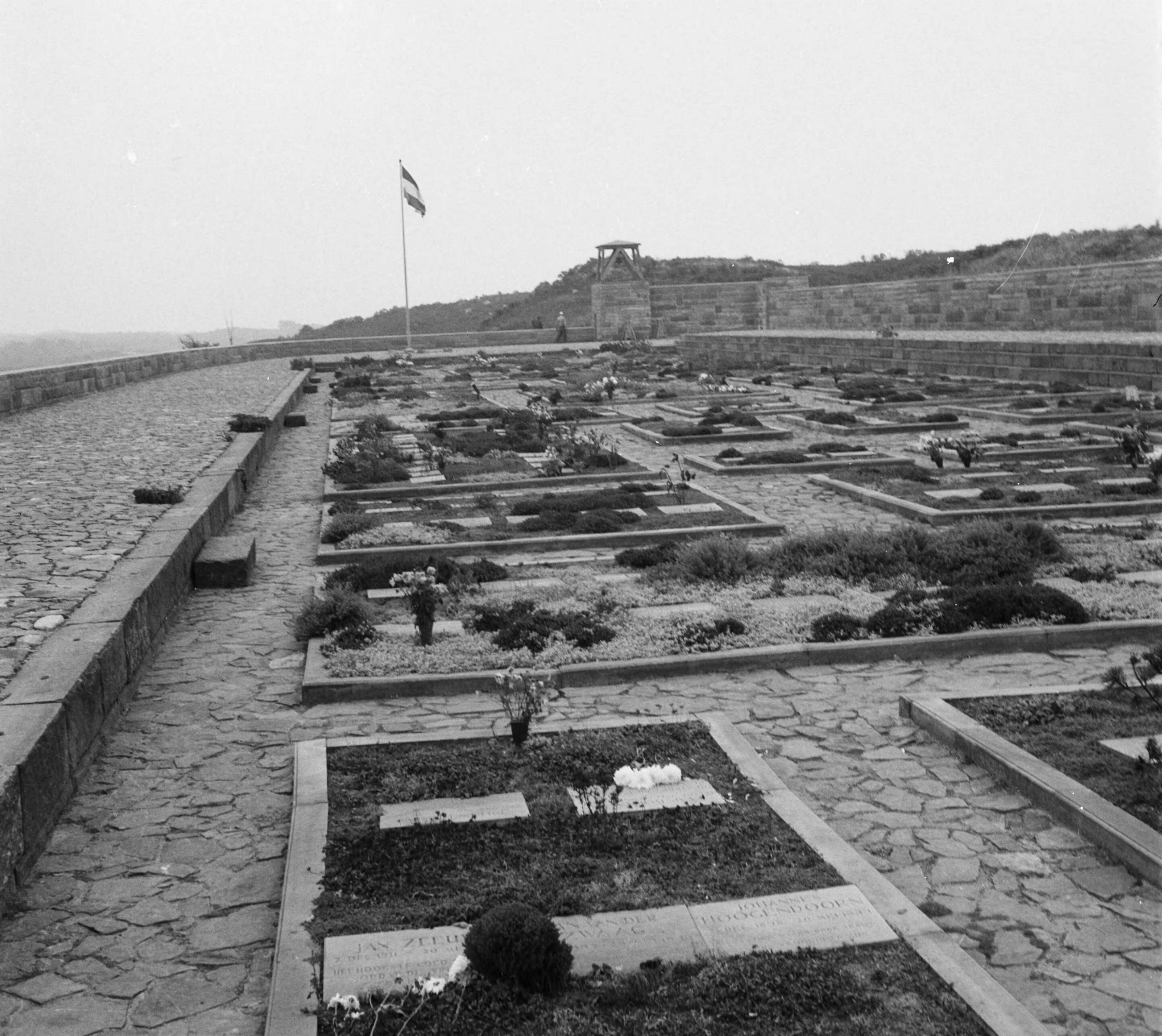 Fotocollectie Anefo — Erebegraafplaats Overveen — Foto: Noske, J.D. / Anefo. Licentie: Set B: Rechtenvrij / Publiek Domein. Bron: Nationaal Archief. http://hdl.handle.net/10648/a8f0bec2-d0b4-102d-bcf8-003048976d84