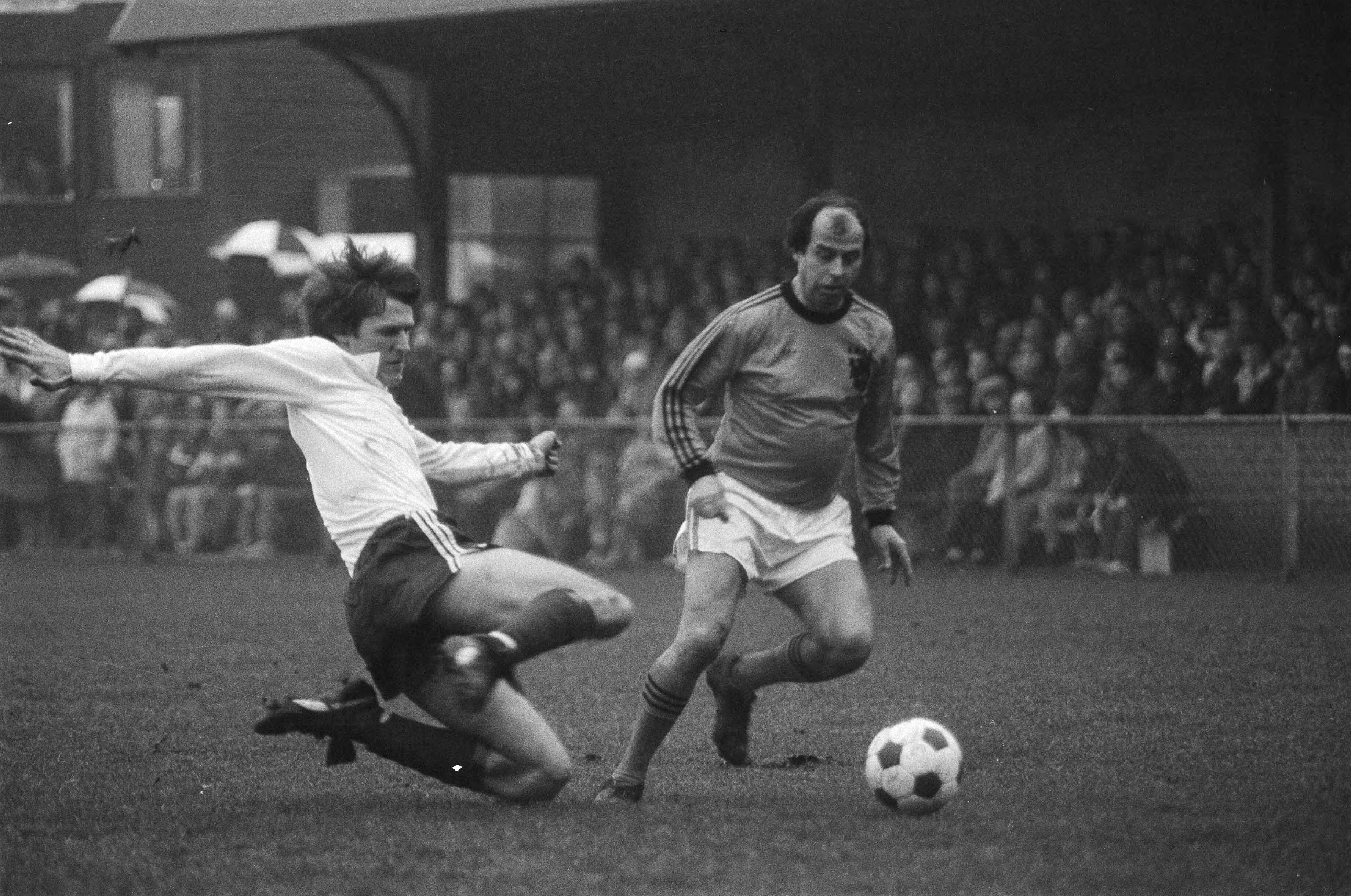 Fotocollectie Anefo — Voetbal tussen KHFC tegen oud-internationals in Haarlem. Coen Moulijn (r.) in duel met KHFC-speler — Foto: Dijk, Hans van / Anefo. Licentie: Set B: Rechtenvrij / Publiek Domein. Bron: Nationaal Archief. http://hdl.handle.net/10648/ad0c75be-d0b4-102d-bcf8-003048976d84