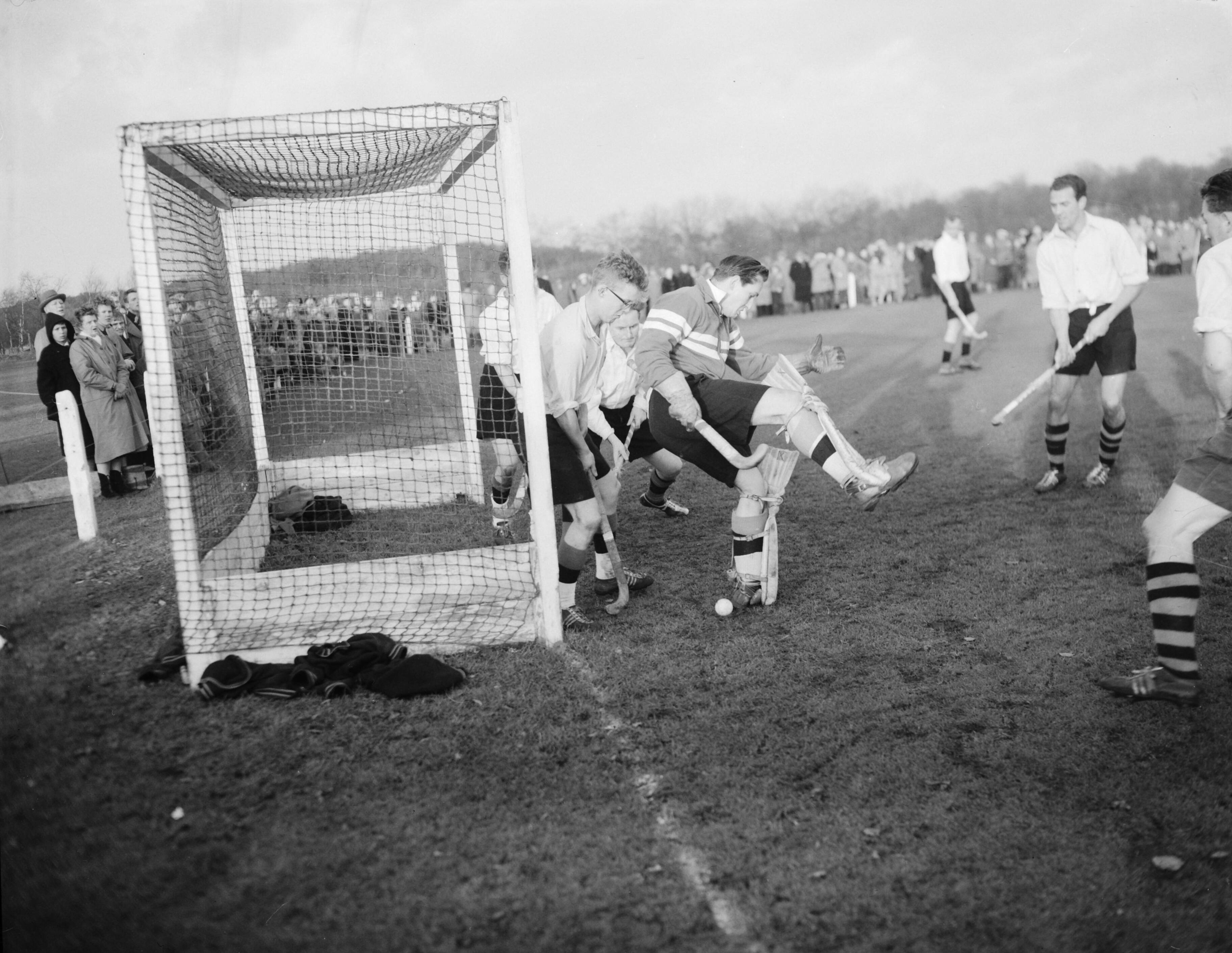 Fotocollectie Anefo — Hockey. Amsterdam tegen Laren 0-1. Spelmoment met doelman Mulder — Foto: Noske, J.D. / Anefo. Licentie: Set B: Rechtenvrij / Publiek Domein. Bron: Nationaal Archief. http://hdl.handle.net/10648/a97056dc-d0b4-102d-bcf8-003048976d84