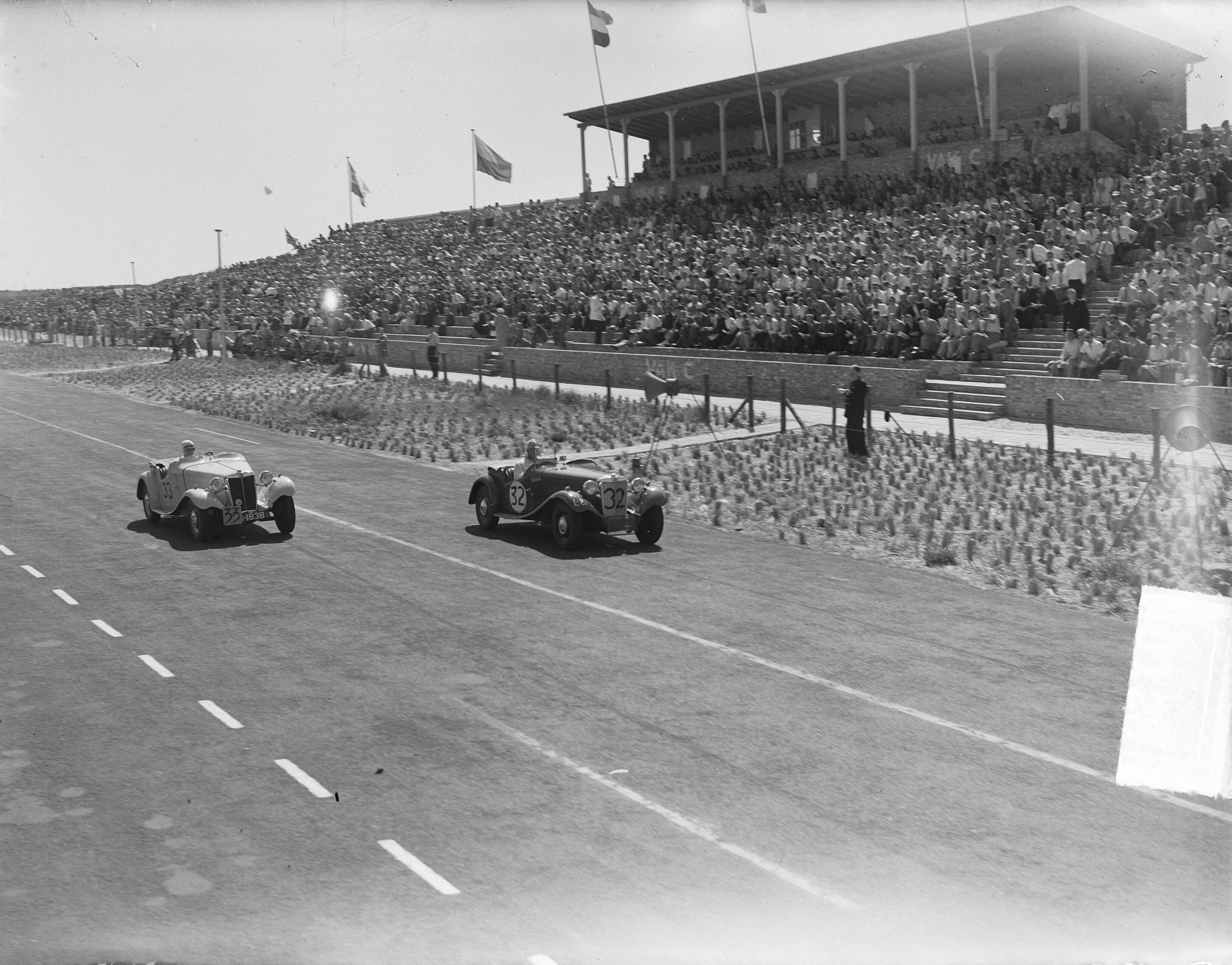 Autoraces Zandvoort — Foto: Bilsen, Joop van / Anefo. — Licentie: Set B: Rechtenvrij / Publiek Domein. Bron: Nationaal Archief. http://hdl.handle.net/10648/a8d9e1e8-d0b4-102d-bcf8-003048976d84