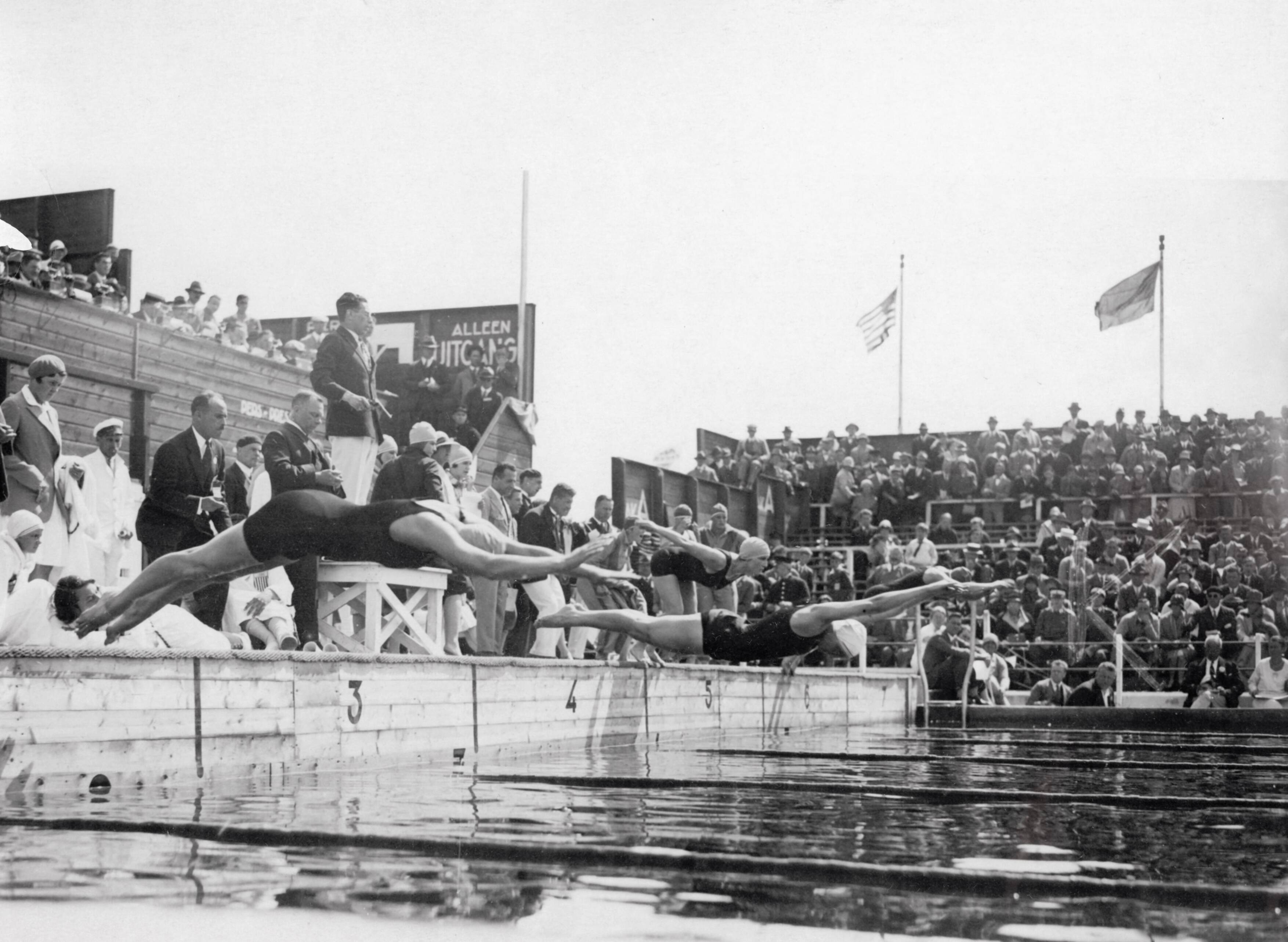 Sport — Sport. Olympische Spelen Amsterdam 1928 : Start van de estafette 4 x 100 m zwemmen voor dames. — Foto: Fotograaf Onbekend / Algemeen Fotobureau Amsterdam / Rechtenvrij (05589). Licentie: Set B: Rechtenvrij / Publiek Domein. Bron: Nationaal Archief. http://hdl.handle.net/10648/35429da7-0a84-a382-e063-6df0900a6686