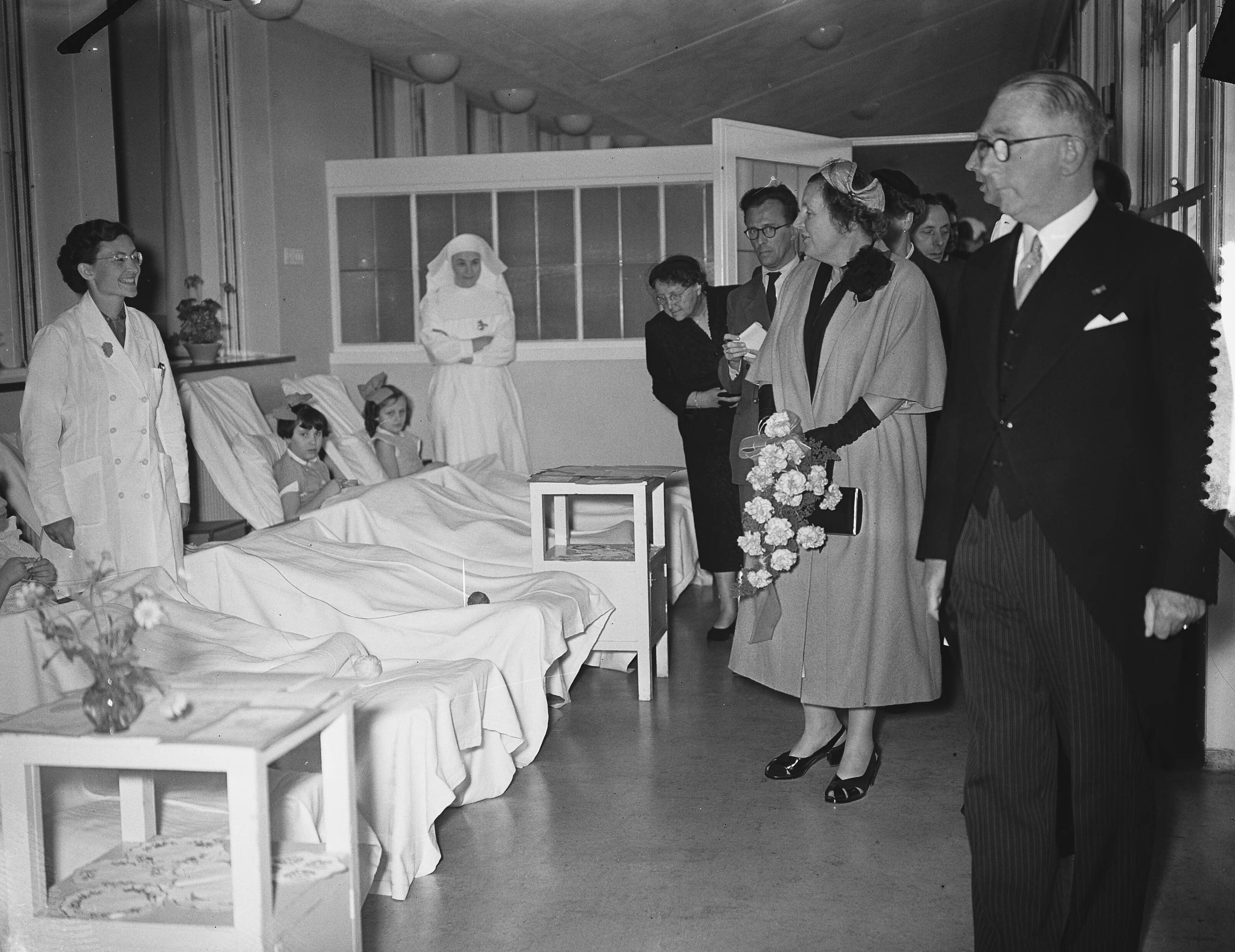 Koningin Juliana opent sanatorium De Klokkenberg in Breda — Opening van sanatorium "Klokkenberg". Koningin Juliana praat met patiënten — Foto: Bilsen, Joop van / Anefo. Licentie: Set B: Rechtenvrij / Publiek Domein. Bron: Nationaal Archief. http://hdl.handle.net/10648/a9254318-d0b4-102d-bcf8-003048976d84