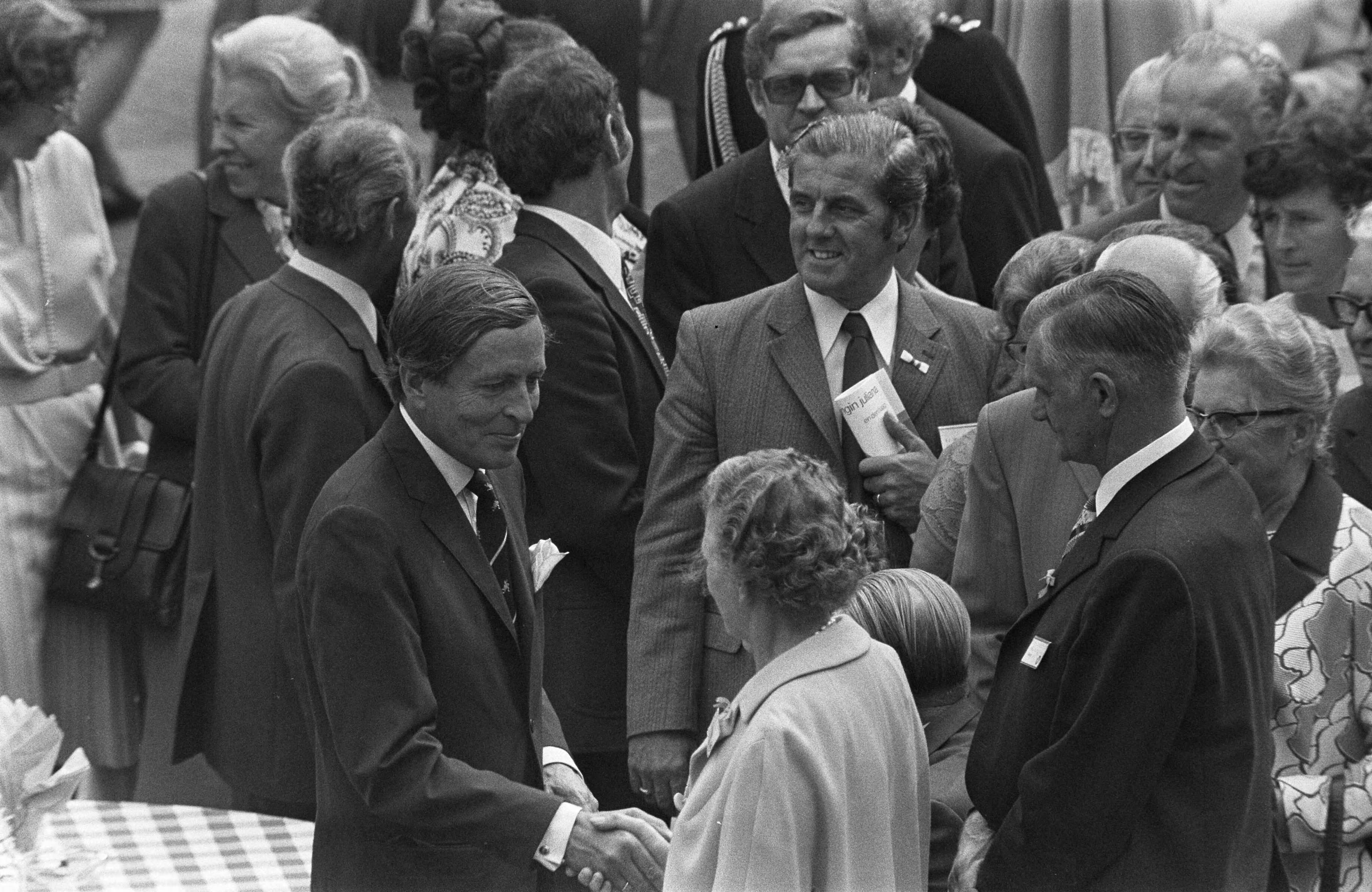 Fotocollectie Anefo — Viering Zilveren Regeringsjubileum van Koningin Juliana in Den Haag , nummer 14 en 15 Claus tijdens koffiemaaltijd — Foto: Mieremet, Rob / Anefo. Licentie: Set B: Rechtenvrij / Publiek Domein. Bron: Nationaal Archief. http://hdl.handle.net/10648/ac3651d2-d0b4-102d-bcf8-003048976d84