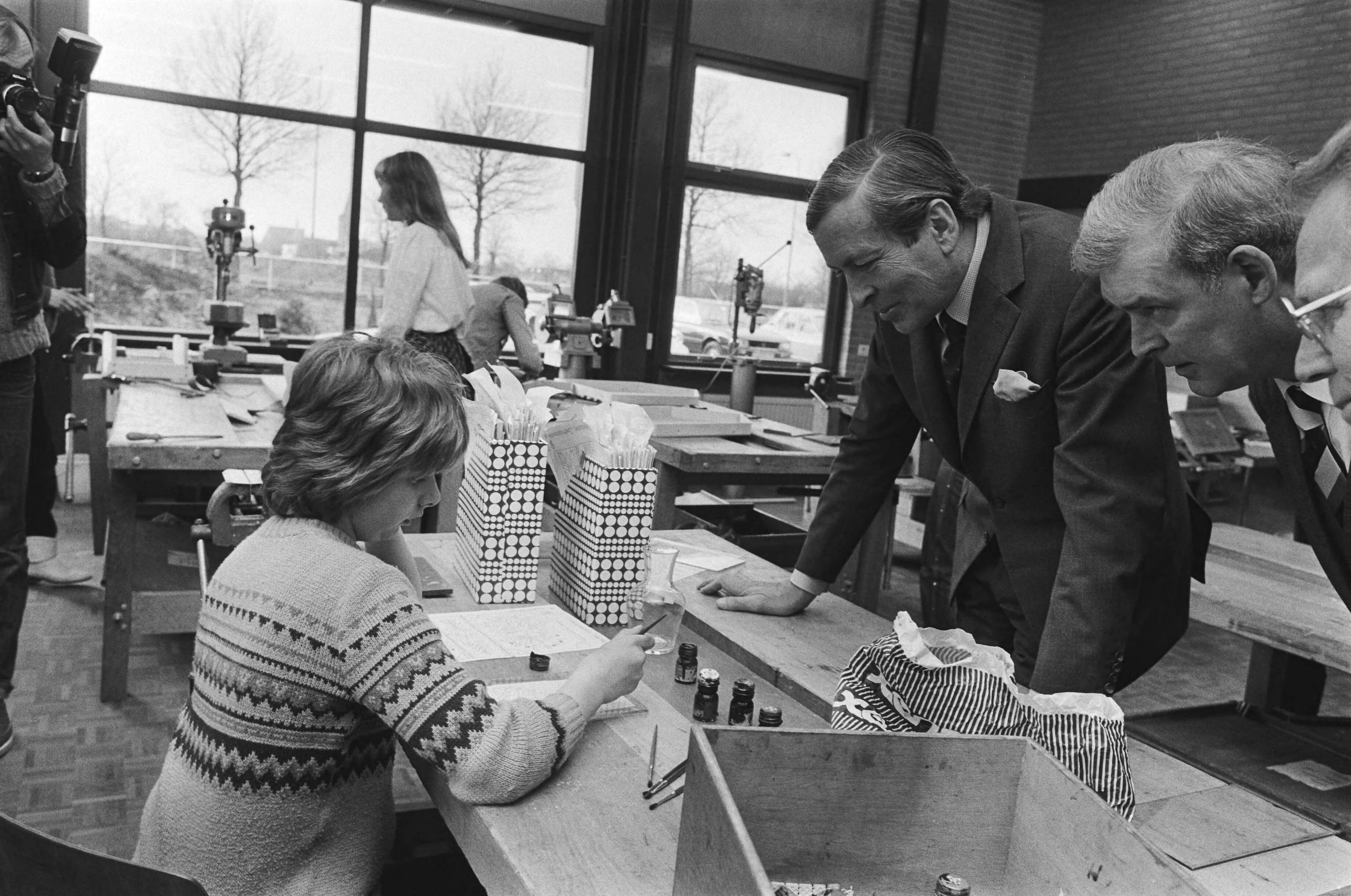 Fotocollectie Anefo — Prins Claus opent vandaag Christelijke Agrarische en Technologische School in Ede. Prins Claus tijdens de rondleiding door de school — Foto: Bogaerts, Rob / Anefo. Licentie: Set B: Rechtenvrij / Publiek Domein. Bron: Nationaal Archief. http://hdl.handle.net/10648/ad12bea6-d0b4-102d-bcf8-003048976d84