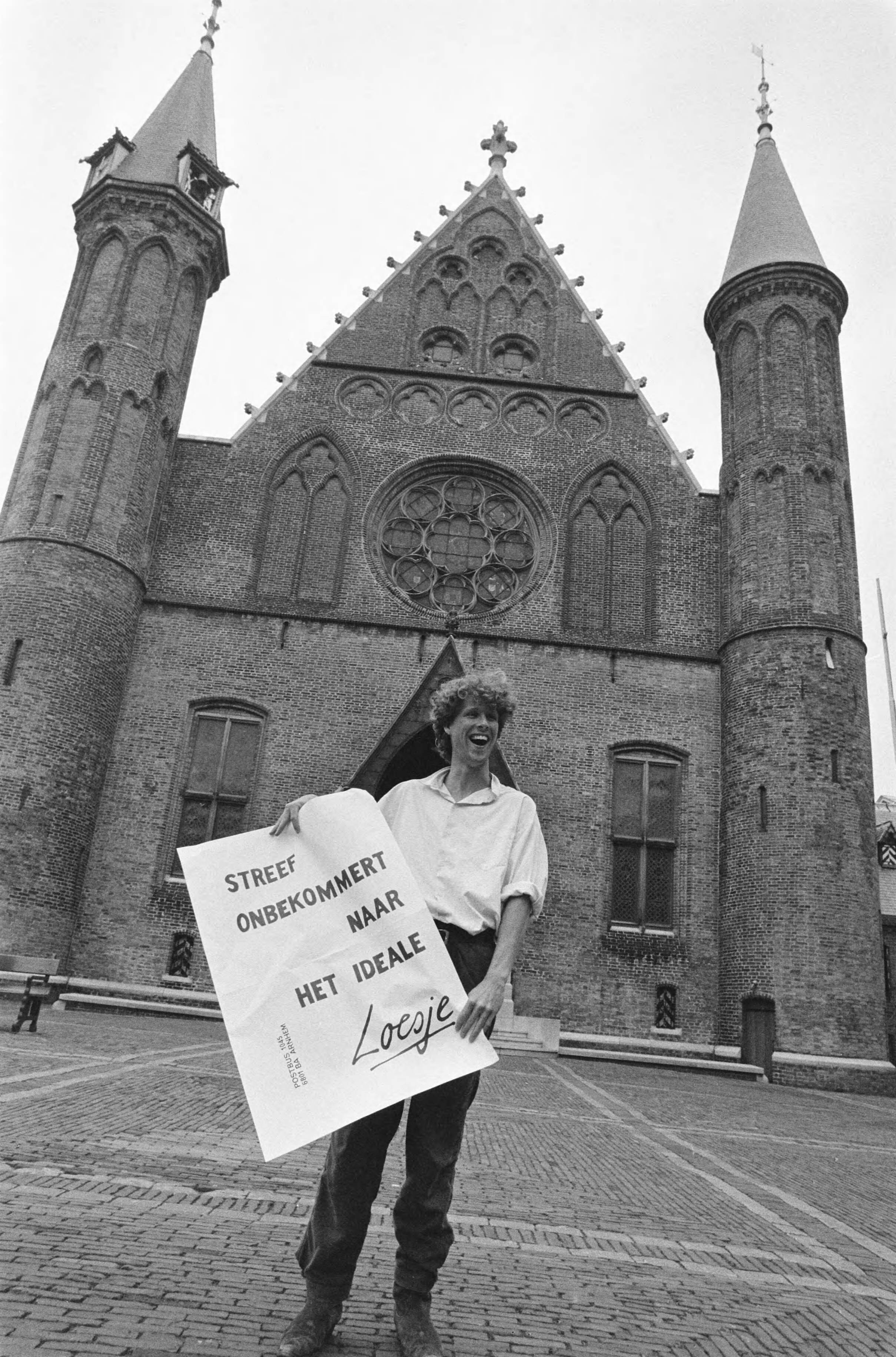 Fotocollectie Anefo — Presentatie politieke partij "Loesje" in Den Haag, op de foto llijsttrekker Niels van de Griend — Foto: Bogaerts, Rob / Anefo. Licentie: Set B: Rechtenvrij / Publiek Domein. Bron: Nationaal Archief. http://hdl.handle.net/10648/ad52f692-d0b4-102d-bcf8-003048976d84