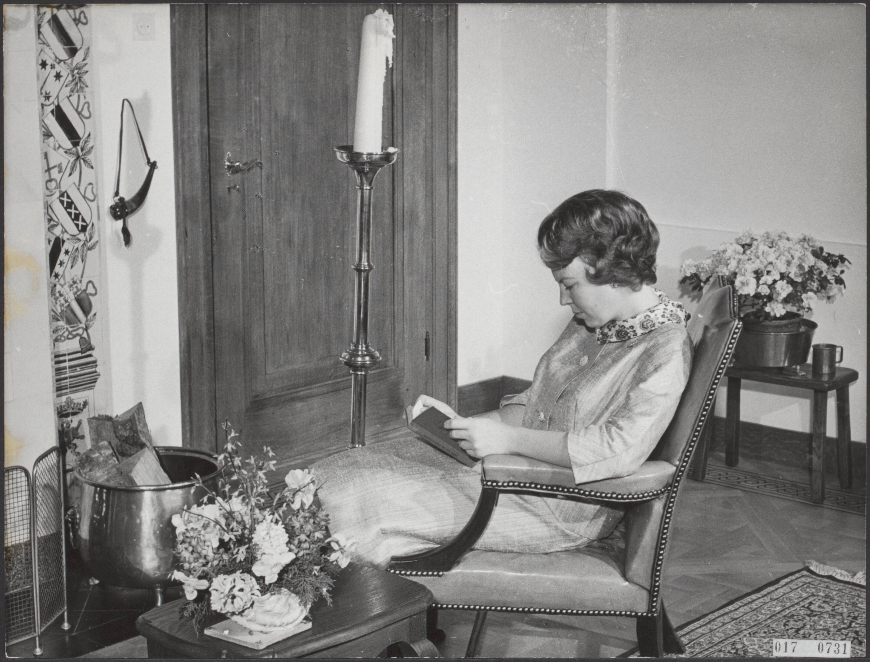 Fotocollectie Elsevier Binnenland — Serie: kasteel Drakensteyn bewoond door prinses Beatrix. Prinses Beatrix leest een boek — Foto: ANP / RVD of rechtenvrij. Licentie: Set B: Rechtenvrij / Publiek Domein. Bron: Nationaal Archief. http://hdl.handle.net/10648/adbed42a-d0b4-102d-bcf8-003048976d84