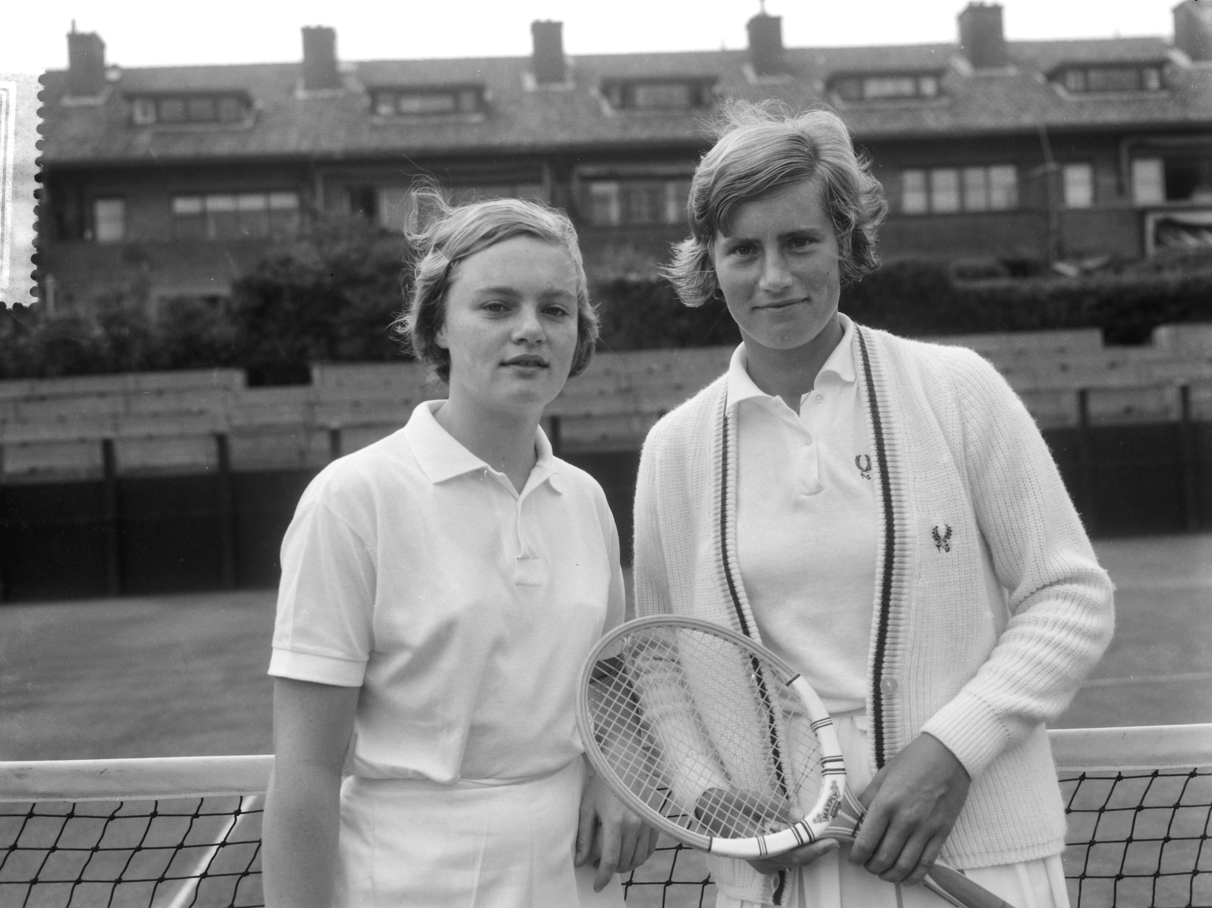 Fotocollectie Anefo — Nederlandse tenniskampioenschappen METS-banen, Trudy Groenman (r) en Ada Brakkes — Foto: Bilsen, Joop van / Anefo. Licentie: Set B: Rechtenvrij / Publiek Domein. Bron: Nationaal Archief. http://hdl.handle.net/10648/aa74ec82-d0b4-102d-bcf8-003048976d84