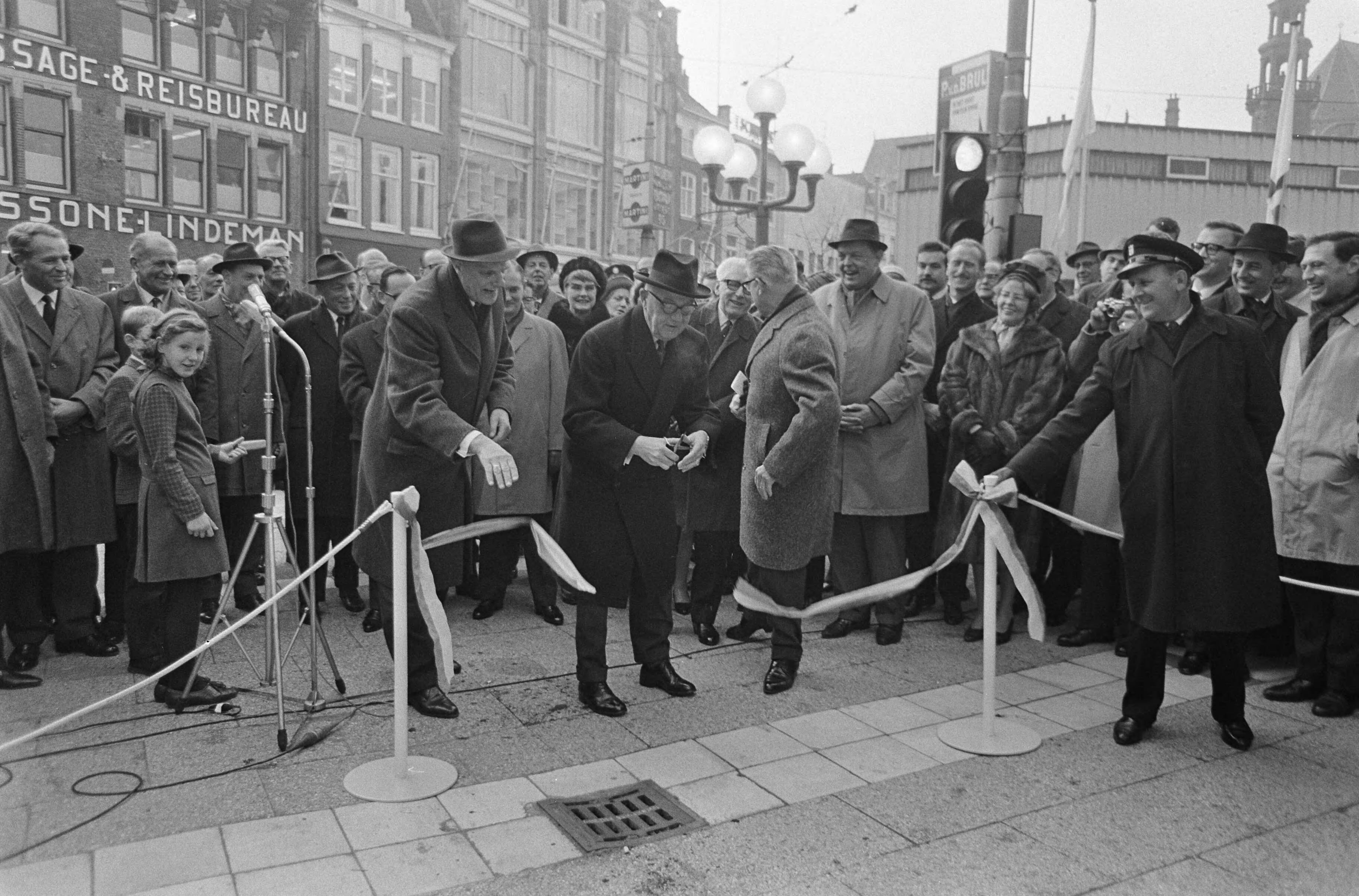 Opening Paleispromenade bij Noordeinde in Den Haag — openingen|plechtigheden|winkelcentra|Den Haag|Zuid-Holland|Paleis Noordeinde — Foto: Nijs, Jac. de / Anefo. Licentie: Set B: Rechtenvrij / Publiek Domein. Bron: Nationaal Archief. http://hdl.handle.net/10648/ab0631a6-d0b4-102d-bcf8-003048976d84