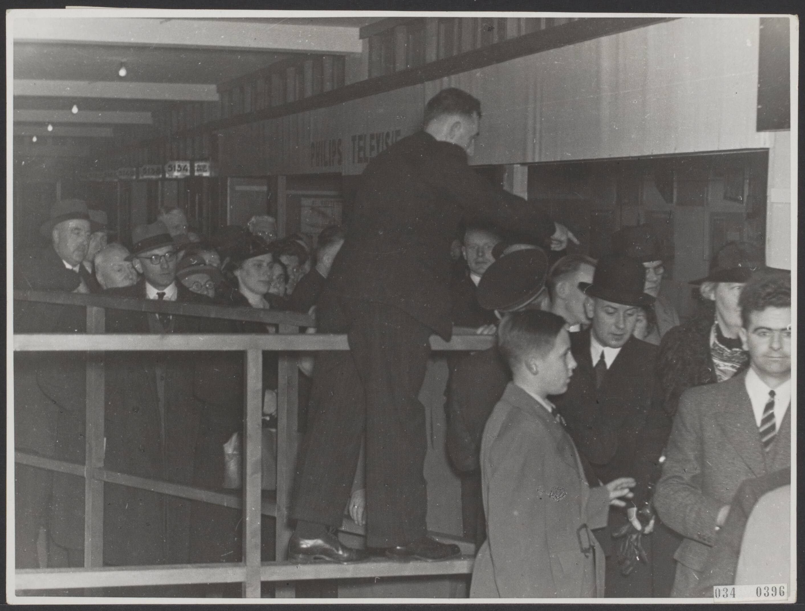 Fotocollectie Elsevier Binnenland — Drukte op de Jaarbeurs te Utrecht in 1938 voor de Philips televisie demonstratie stand — Foto: Onbekend / Publiek Domein of Rechtenvrij. Licentie: Set B: Rechtenvrij / Publiek Domein. Bron: Nationaal Archief. http://hdl.handle.net/10648/ade7b854-d0b4-102d-bcf8-003048976d84
