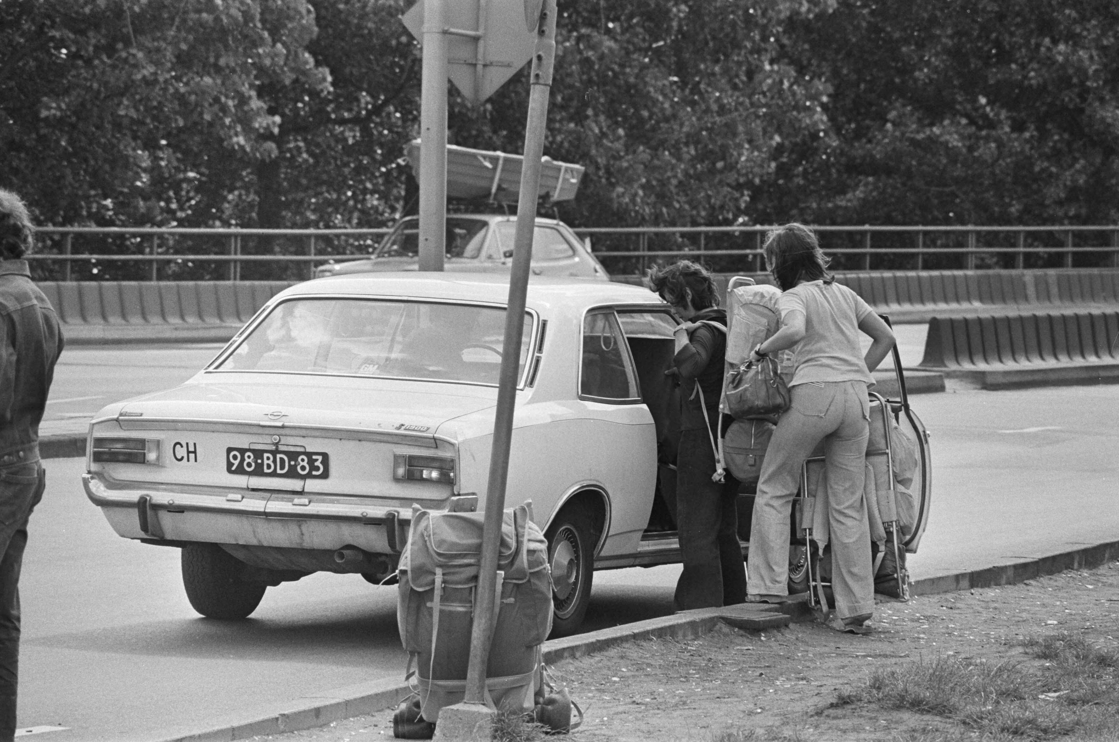 Fotocollectie Anefo — Vakantie uittocht begonnen; meisjes krijgen lift op Utrechtse brug — Foto: Verhoeff, Bert / Anefo. Licentie: Set B: Rechtenvrij / Publiek Domein. Bron: Nationaal Archief. http://hdl.handle.net/10648/ac5027c4-d0b4-102d-bcf8-003048976d84