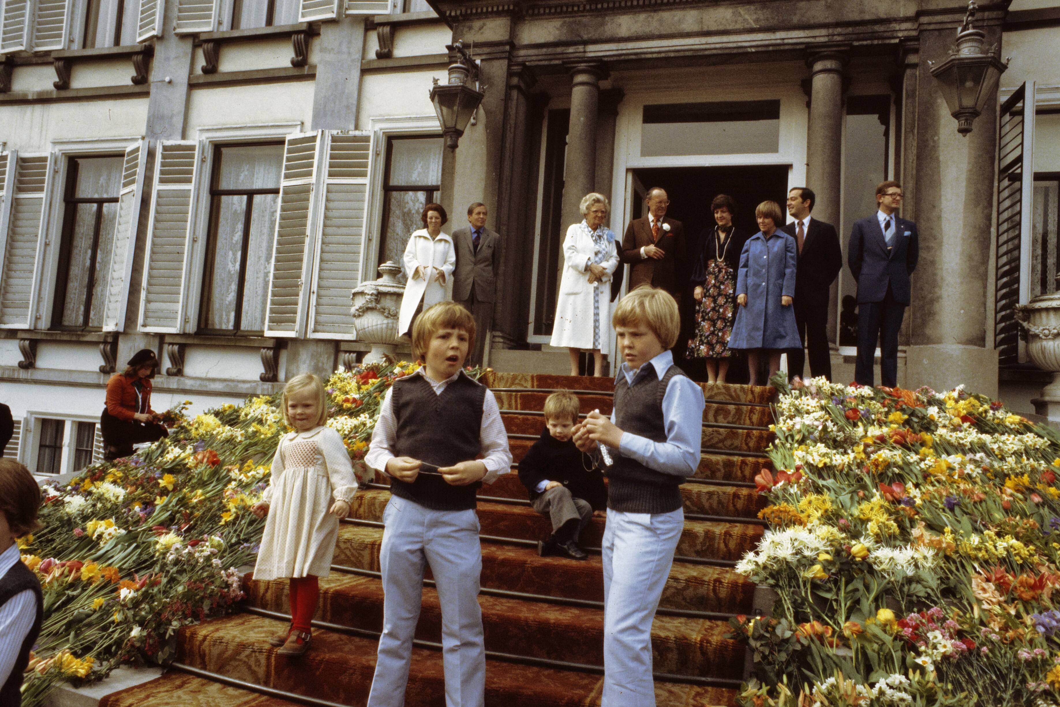Koniginnedag 1978 — Koninginnedag 1978, defile Soestdijk; Prinsjes onderaan bordes — Foto: Suyk, Koen / Anefo. Licentie: Set B: Rechtenvrij / Publiek Domein. Bron: Nationaal Archief. http://hdl.handle.net/10648/ad947c34-d0b4-102d-bcf8-003048976d84