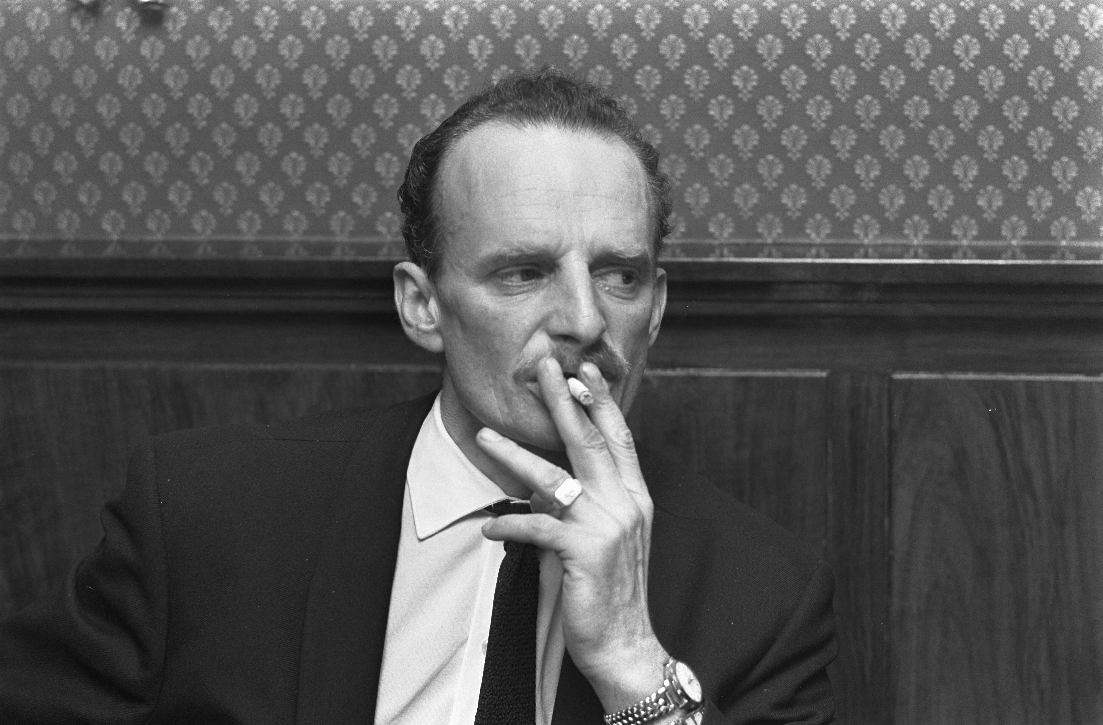 Fotocollectie Anefo — Wereldregering gevormd door Reichsgraf Von Thun und Holenstein te Den Haag , nummer 17 mejuffrouw Schrebben (kop) secretaresse — Foto: Koch, Eric / Anefo. Licentie: Set B: Rechtenvrij / Publiek Domein. Bron: Nationaal Archief. http://hdl.handle.net/10648/ab32757c-d0b4-102d-bcf8-003048976d84