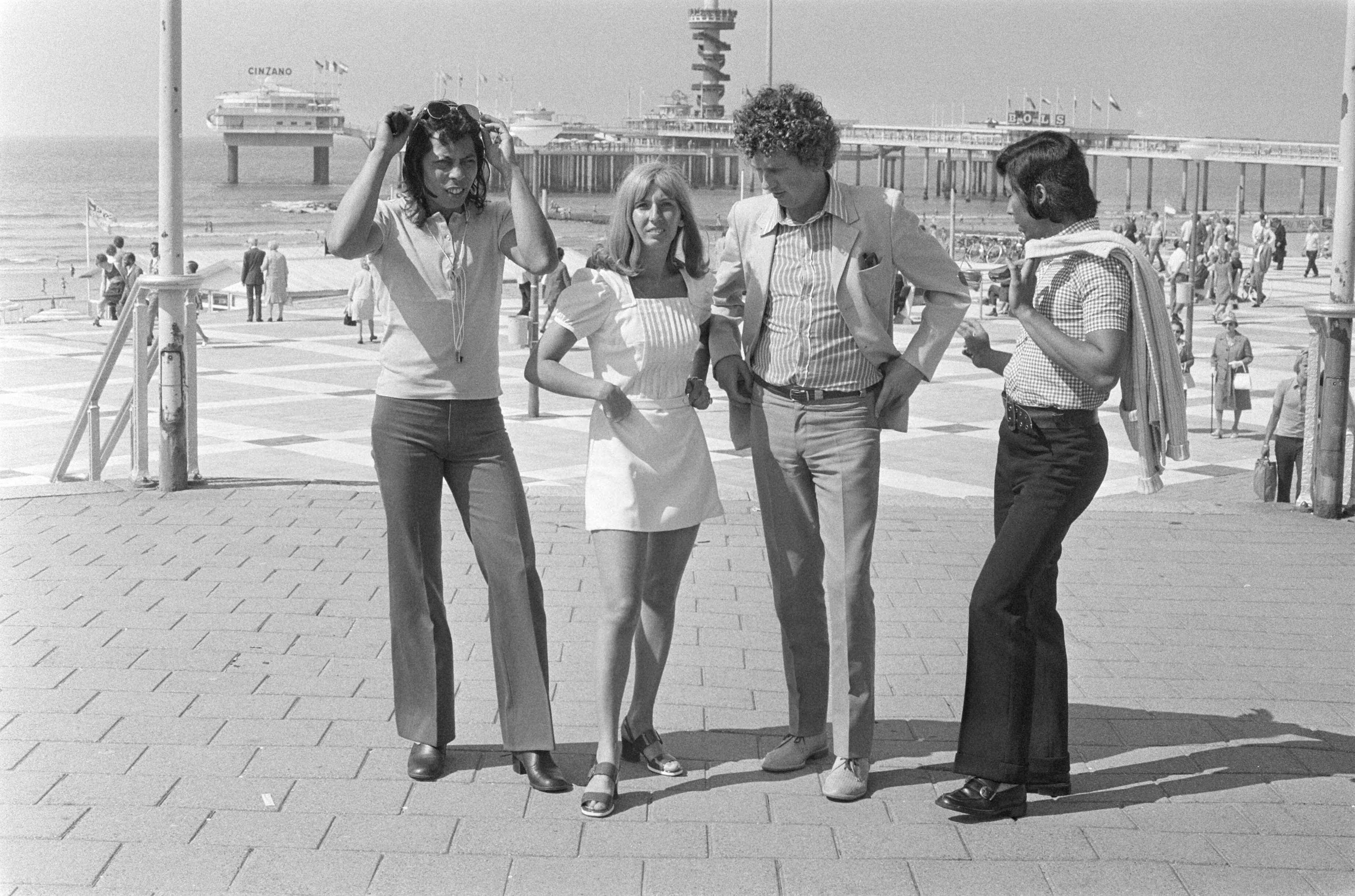 Fotocollectie Anefo — Seth Gaaikema, Willeke Alberti en The Blue Diamonds op strand Scheveningen — Foto: Verhoeff, Bert / Anefo. Licentie: Set B: Rechtenvrij / Publiek Domein. Bron: Nationaal Archief. http://hdl.handle.net/10648/abc4f6cc-d0b4-102d-bcf8-003048976d84