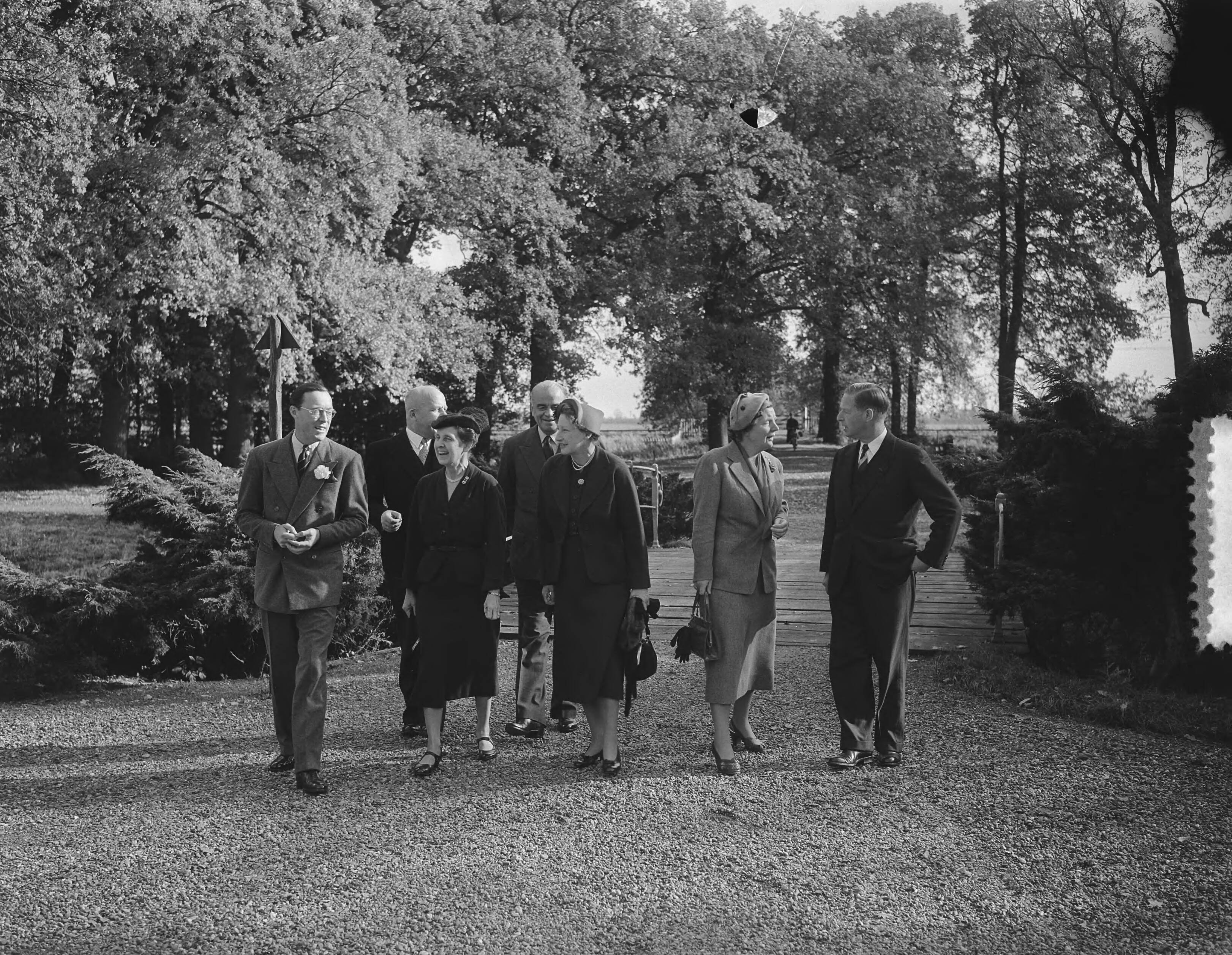 Koningin Juliana ontvangt Lord en Lady Ismay op Raaphorst te Wassenaar — Foto: Bilsen, Joop van / Anefo. — Licentie: Set B: Rechtenvrij / Publiek Domein. Bron: Nationaal Archief. http://hdl.handle.net/10648/a9019d5a-d0b4-102d-bcf8-003048976d84